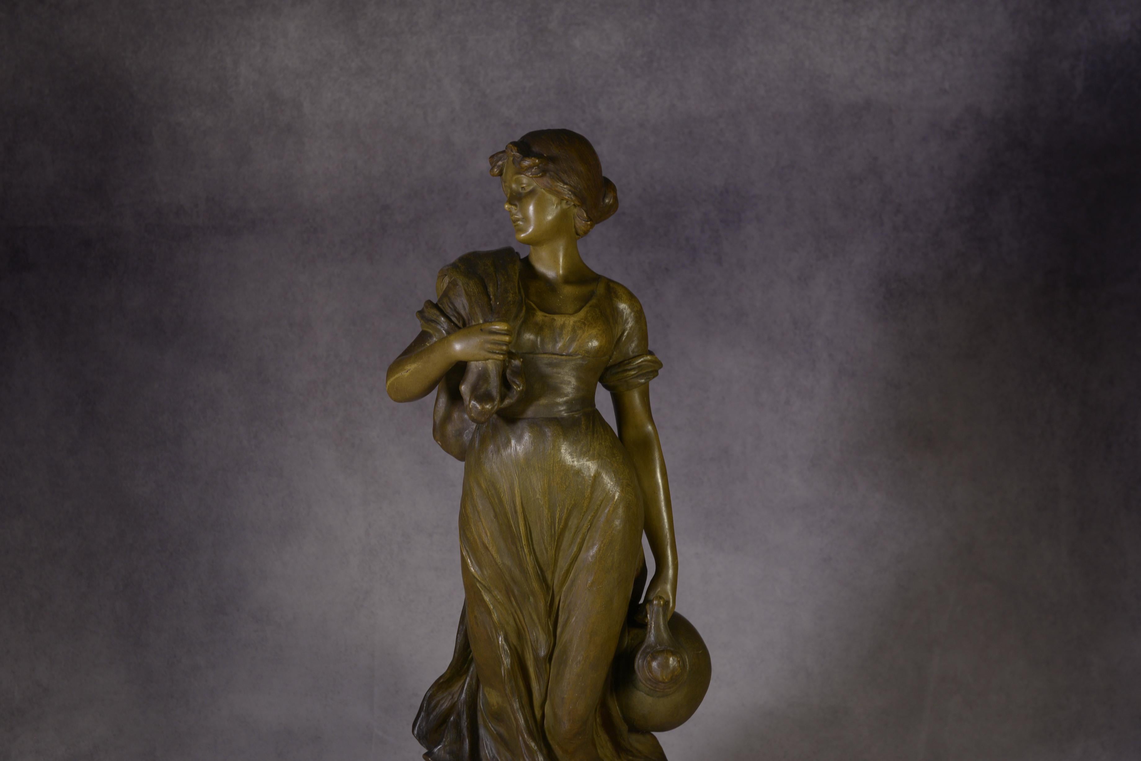 French Statue en terre cuite femme porteuse d'une jarre signée XX's For Sale