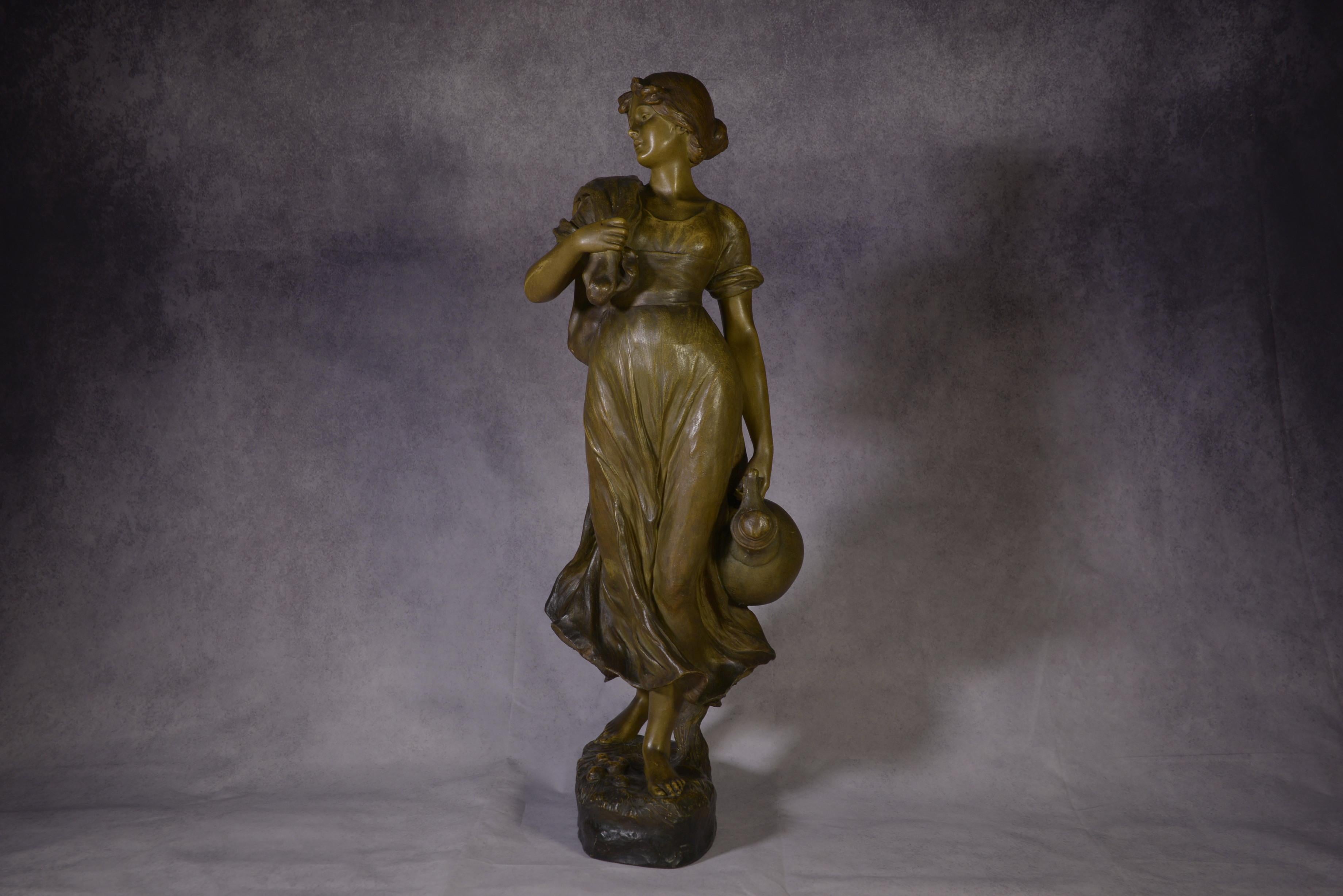 Statue en terre cuite femme porteuse d'une jarre signée XX's For Sale 4