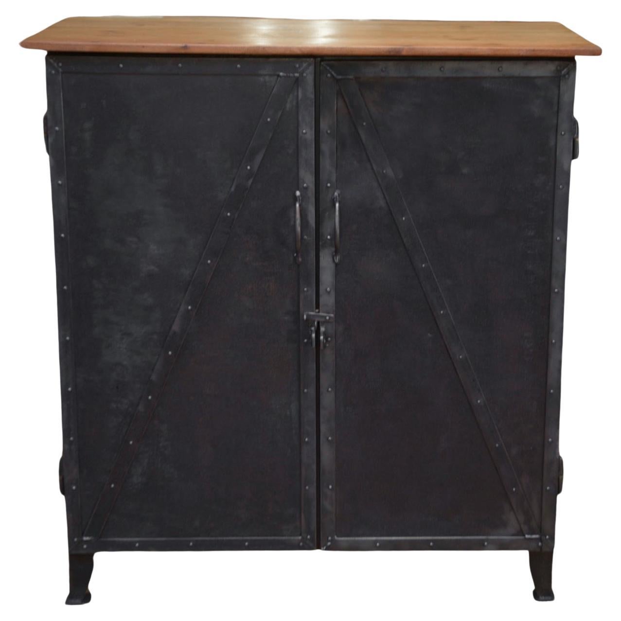 Meuble Buffet en métal riveté 1940 in vendita