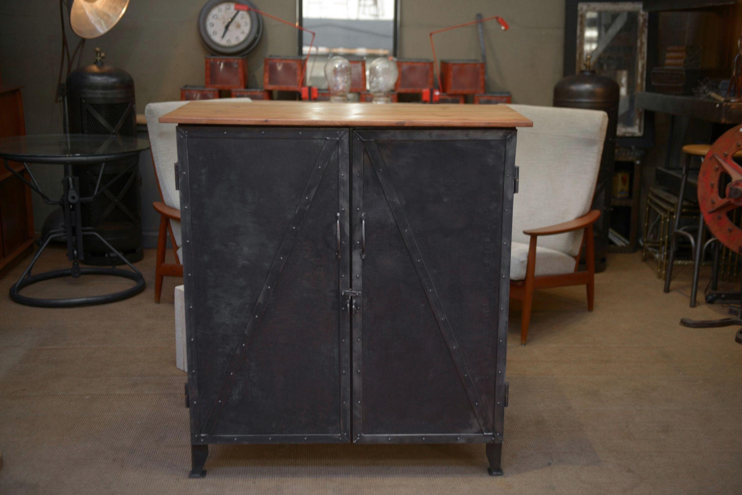 Metallo Meuble Buffet en métal riveté 1940 in vendita