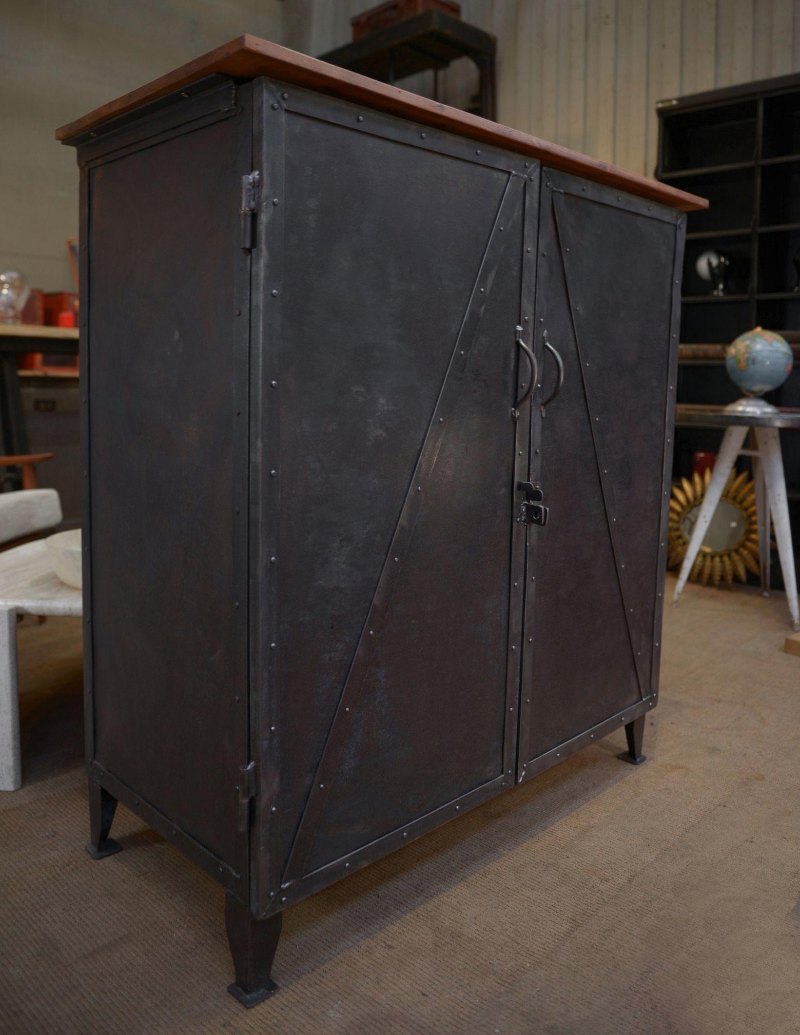 Metà XX secolo Meuble Buffet en métal riveté 1940 in vendita