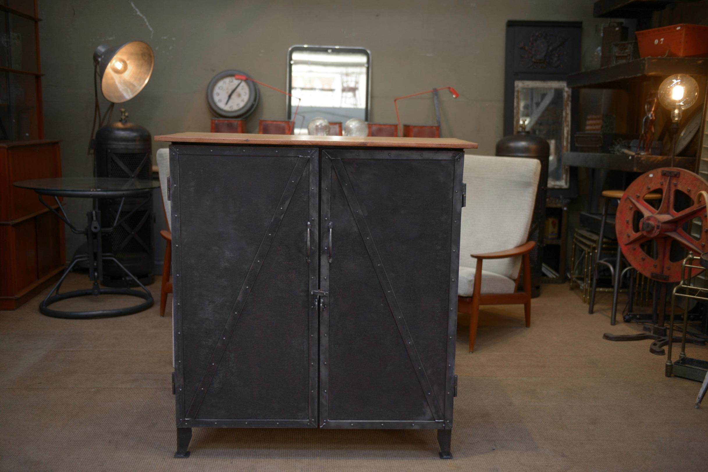 Meuble Buffet en métal riveté 1940 in vendita 7
