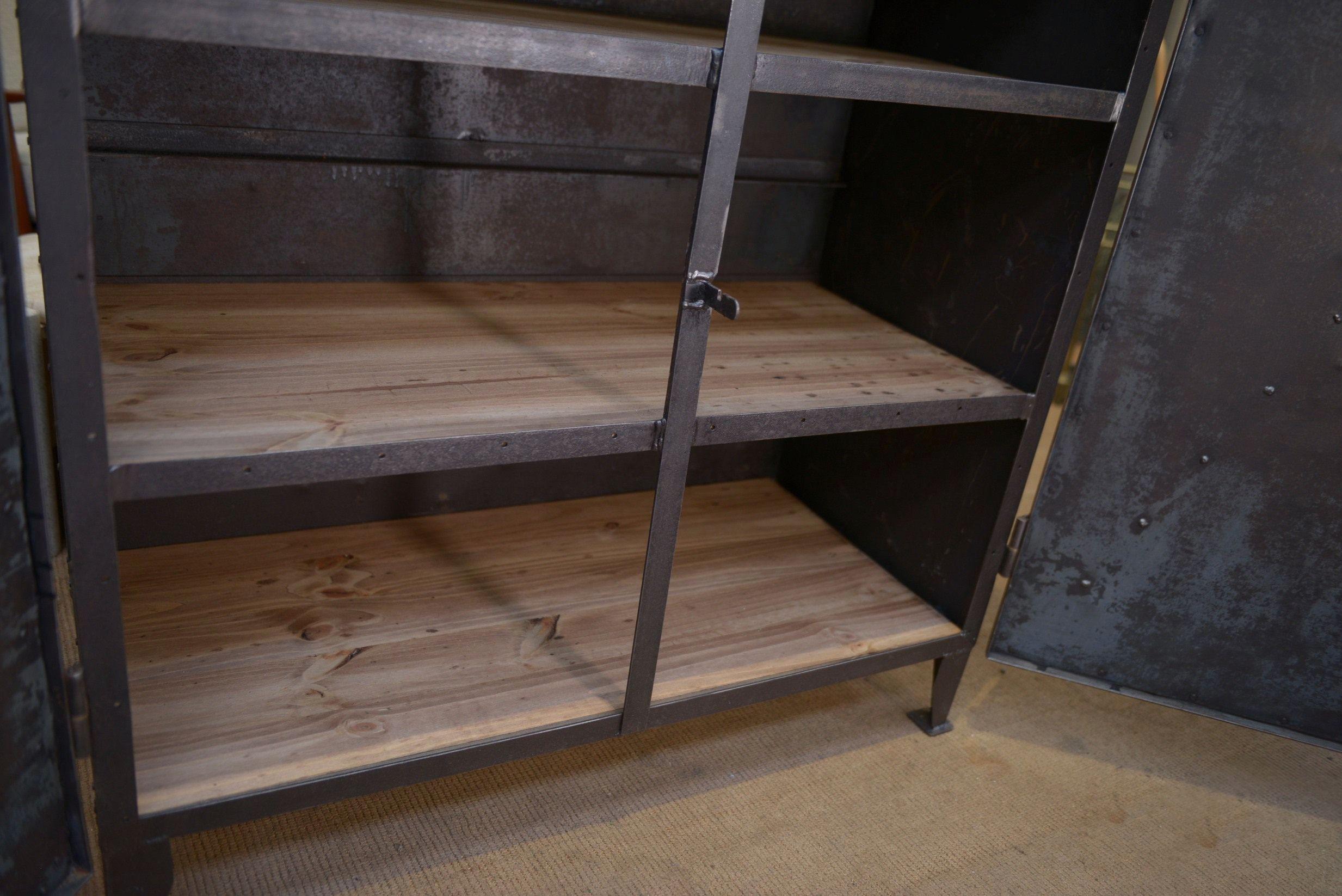 Meuble Buffet en métal riveté 1940 in vendita 3