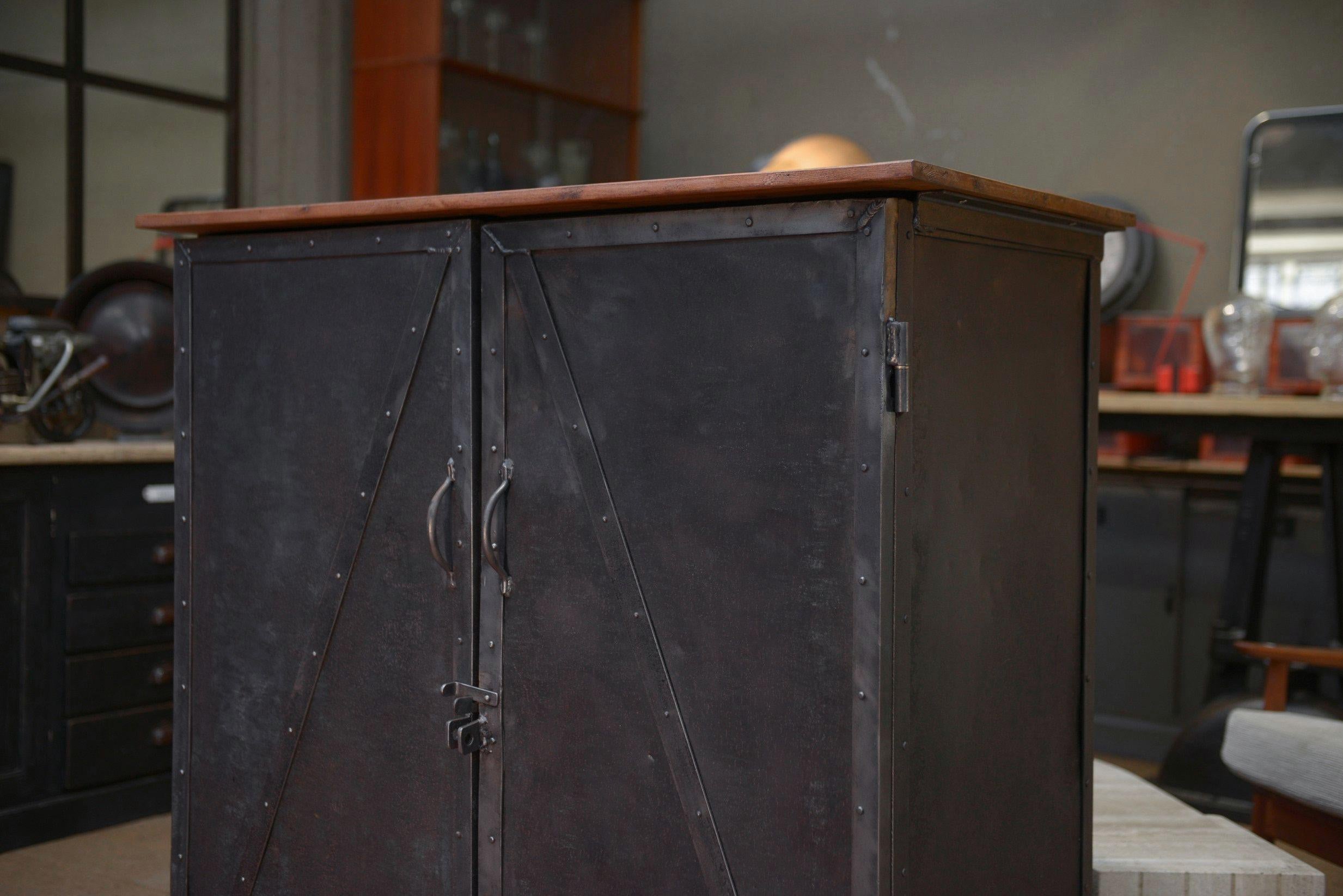 Meuble Buffet en métal riveté 1940 in vendita 8
