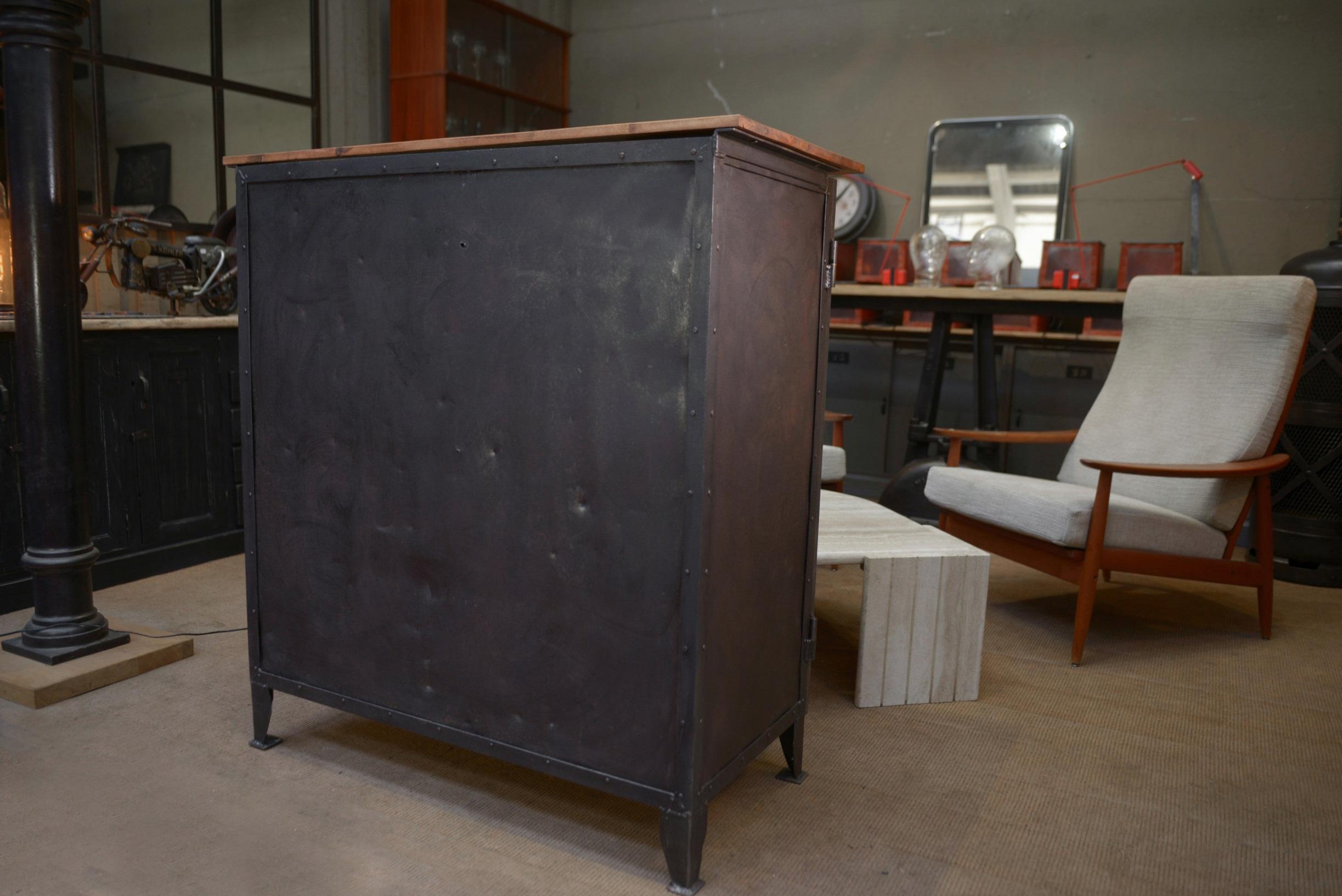 Meuble Buffet en métal riveté 1940 in vendita 5