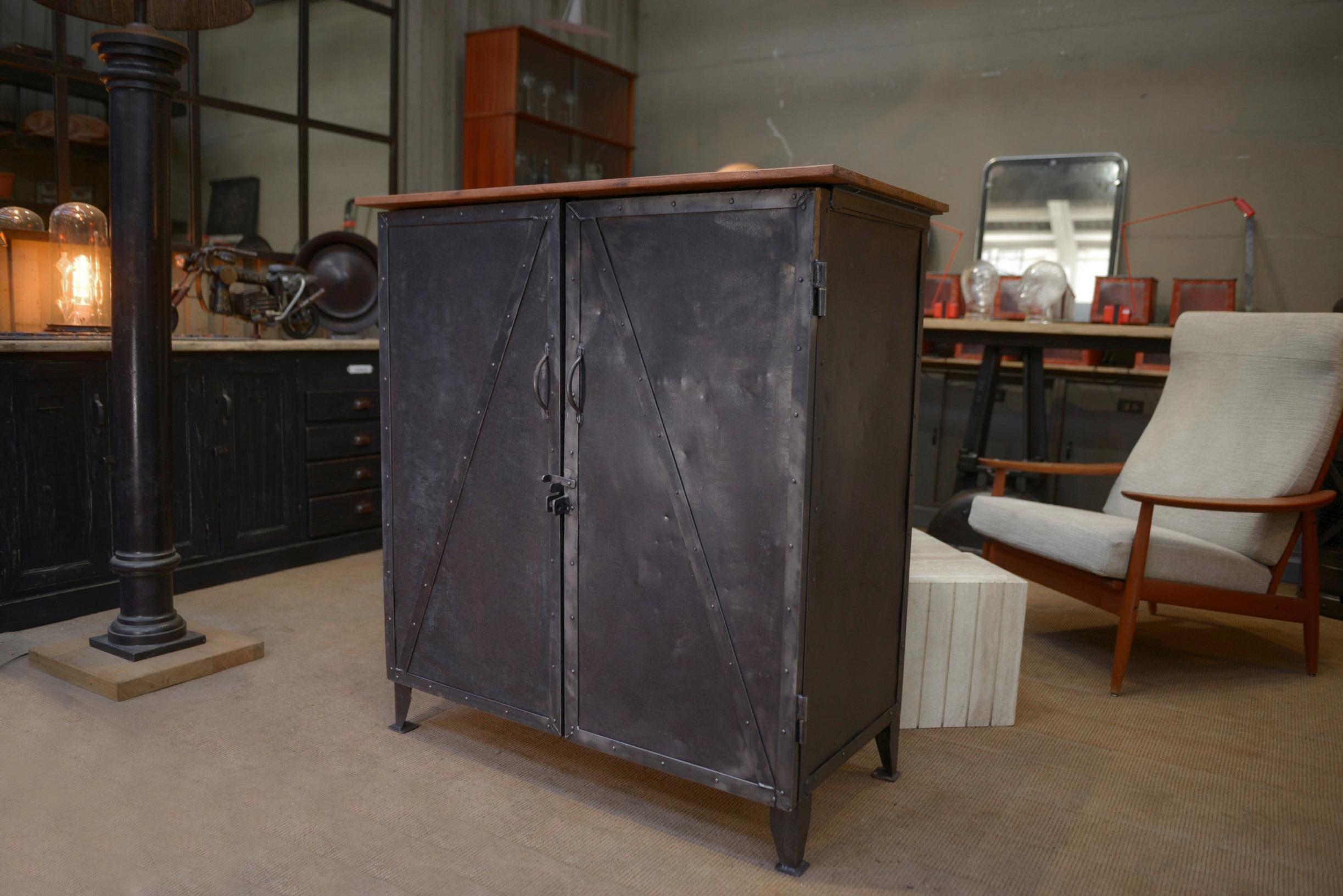 Francese Meuble Buffet en métal riveté 1940 in vendita