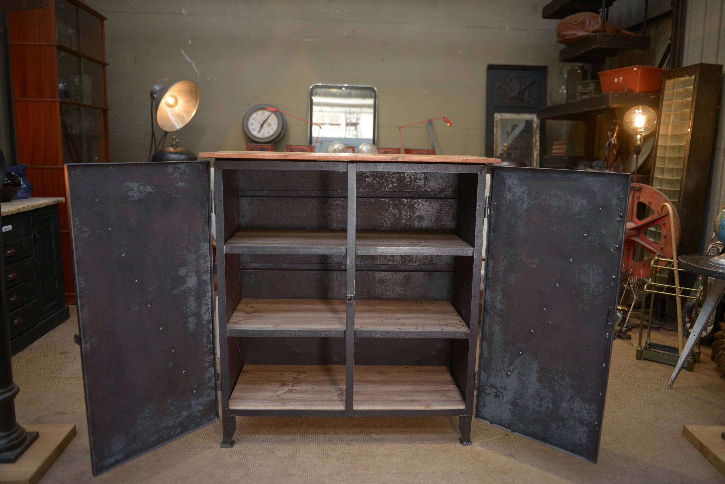 Meuble Buffet en métal riveté 1940 In condizioni buone in vendita a TOURCOING, FR