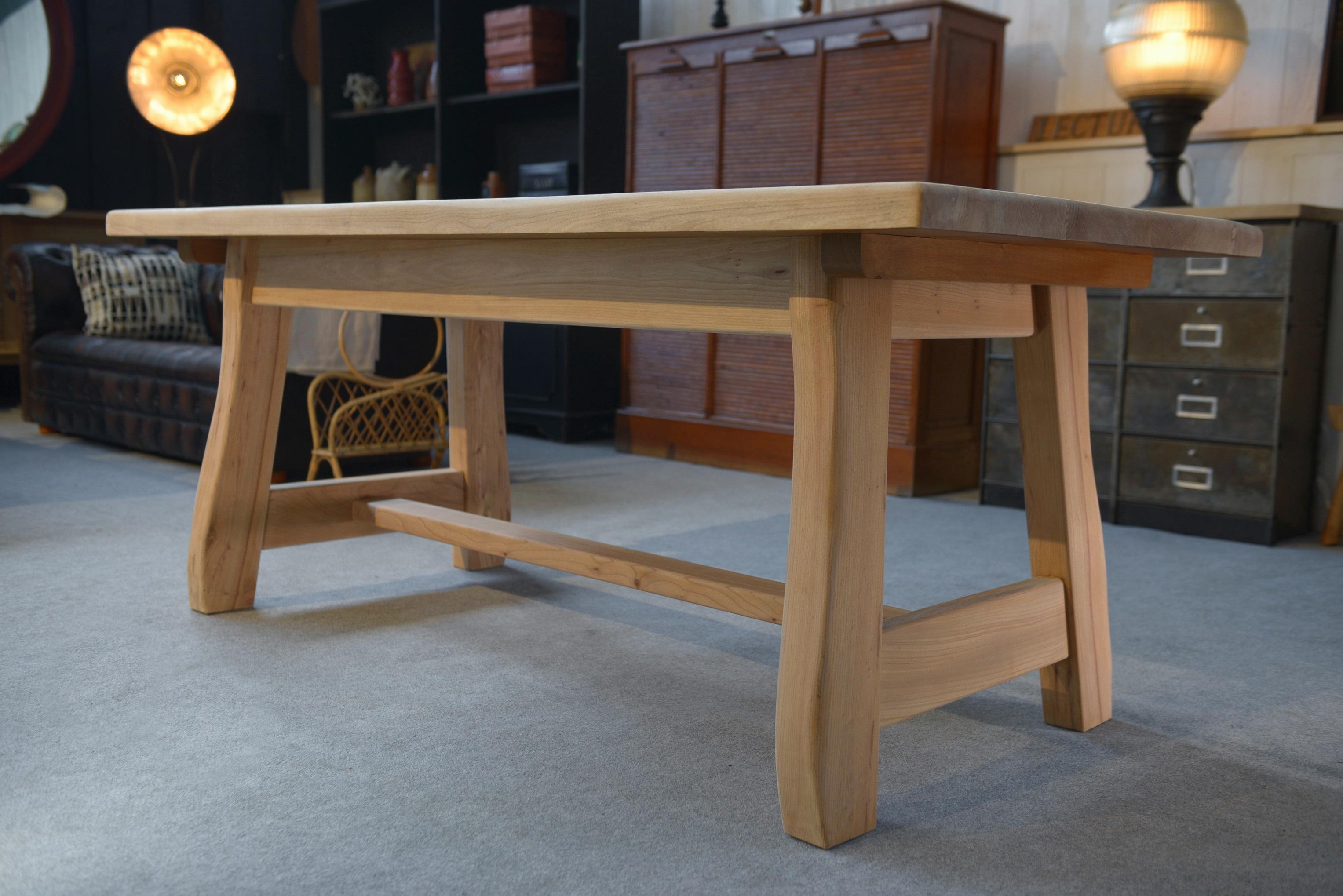Table de la salle à manger en orme 1960's en vente 3