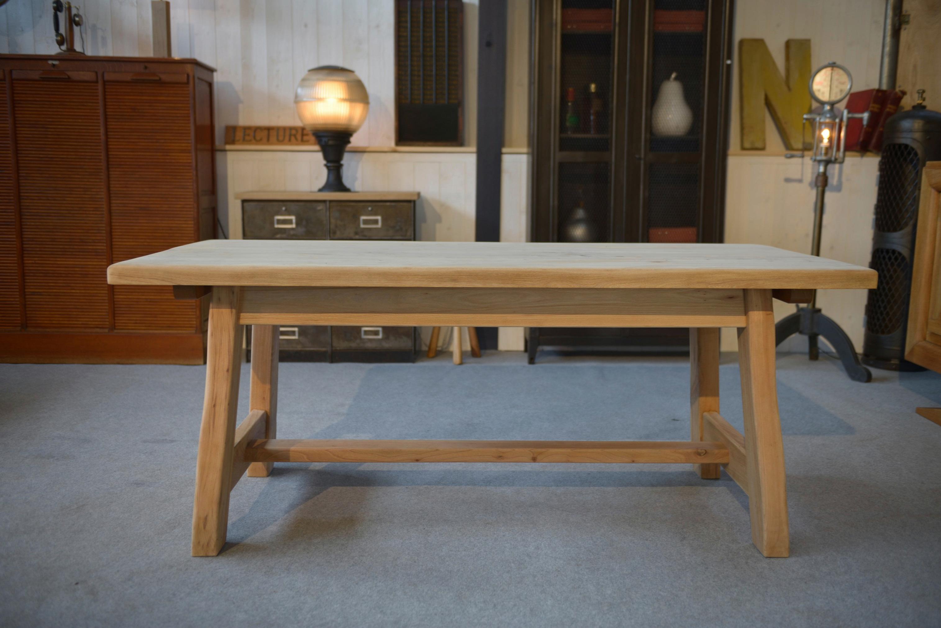 Table de la salle à manger en orme 1960's en vente 4