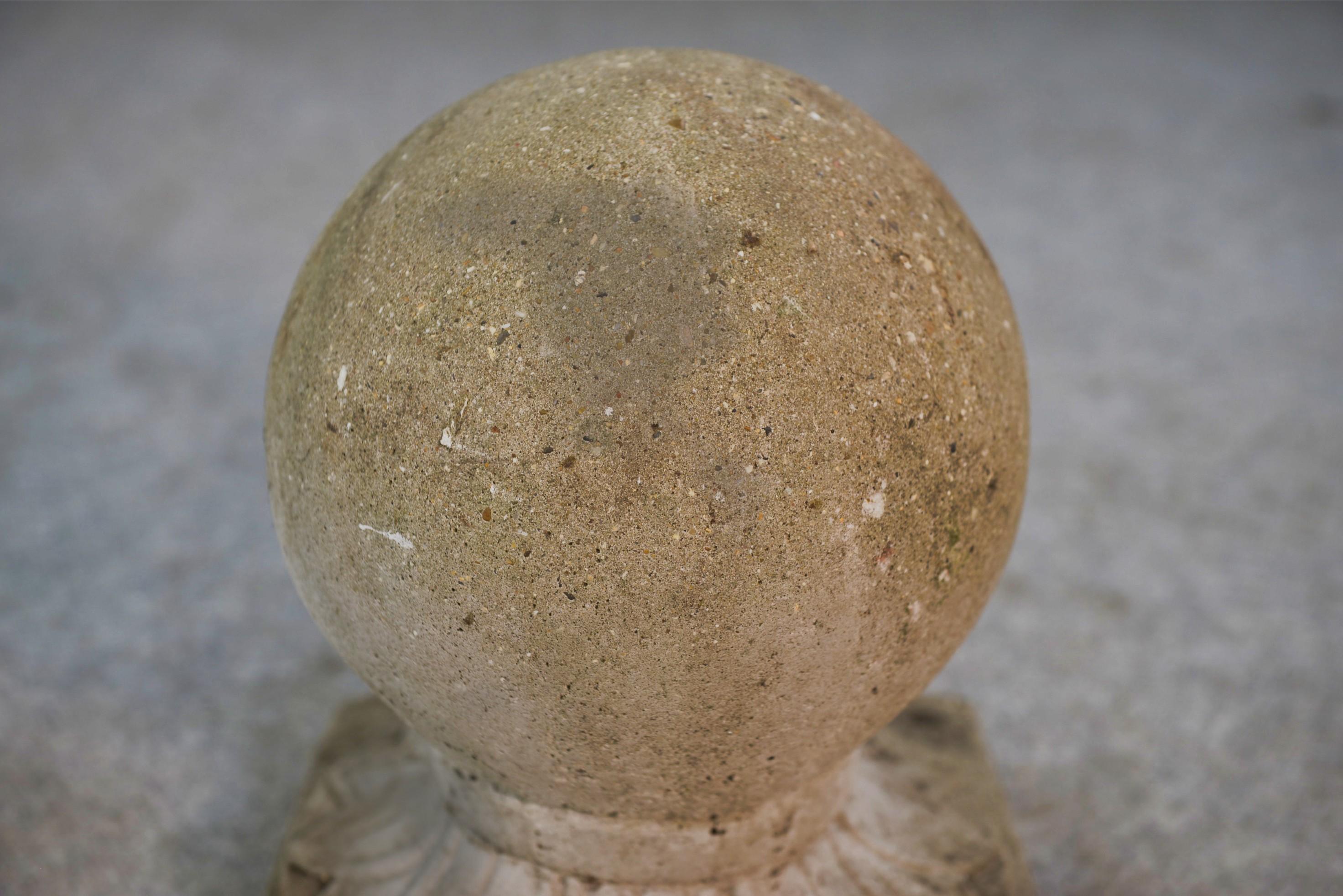 Stone Paire de boules décoratives de jardin en pierre reconstituée France 1920's For Sale