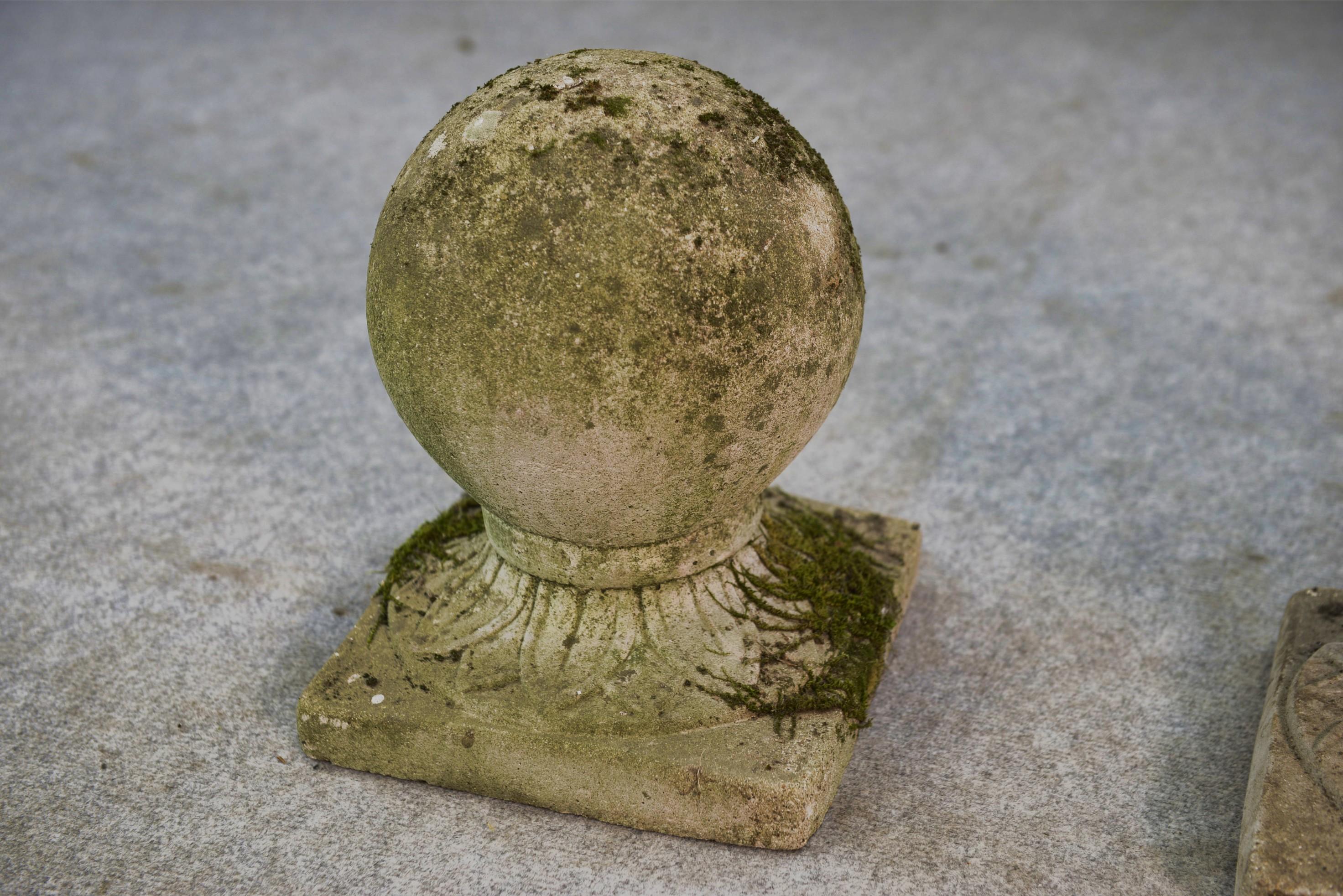 Paire de boules décoratives de jardin en pierre reconstituée France 1920's For Sale 2