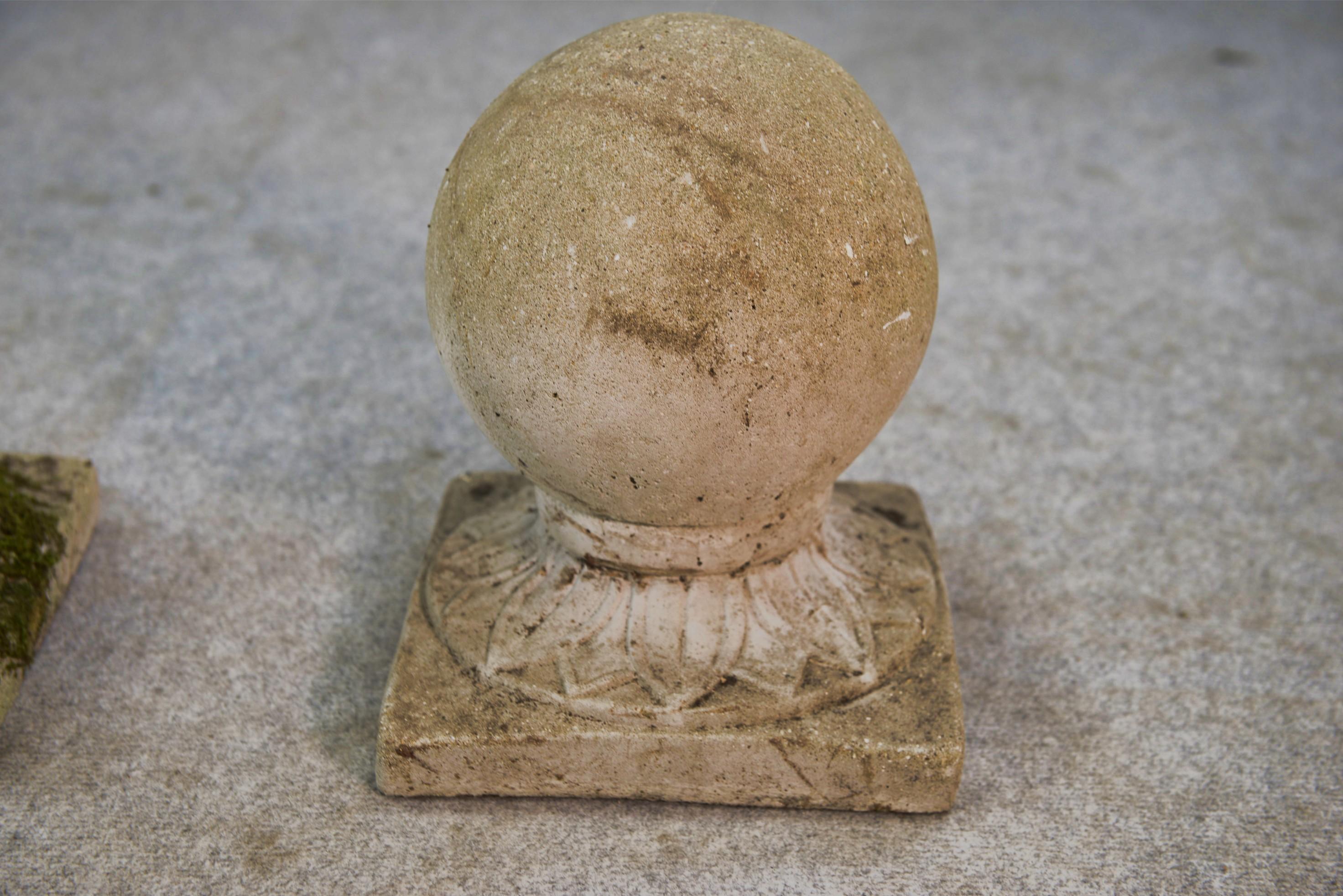 Paire de boules décoratives de jardin en pierre reconstituée France 1920's For Sale 3