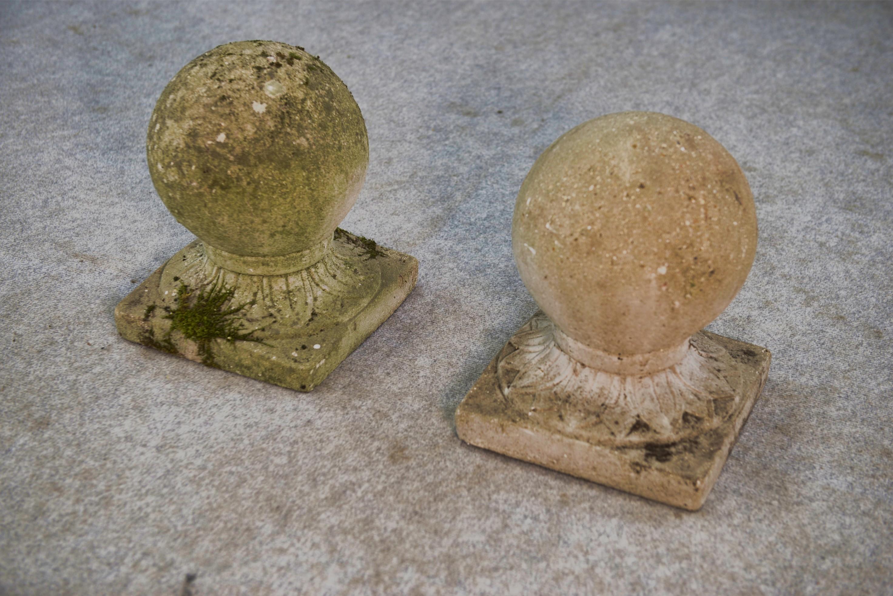 Early 20th Century Paire de boules décoratives de jardin en pierre reconstituée France 1920's For Sale