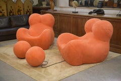 Paire de fauteuils "Mamma" avec repose-pieds d'après Gaetano Pesce