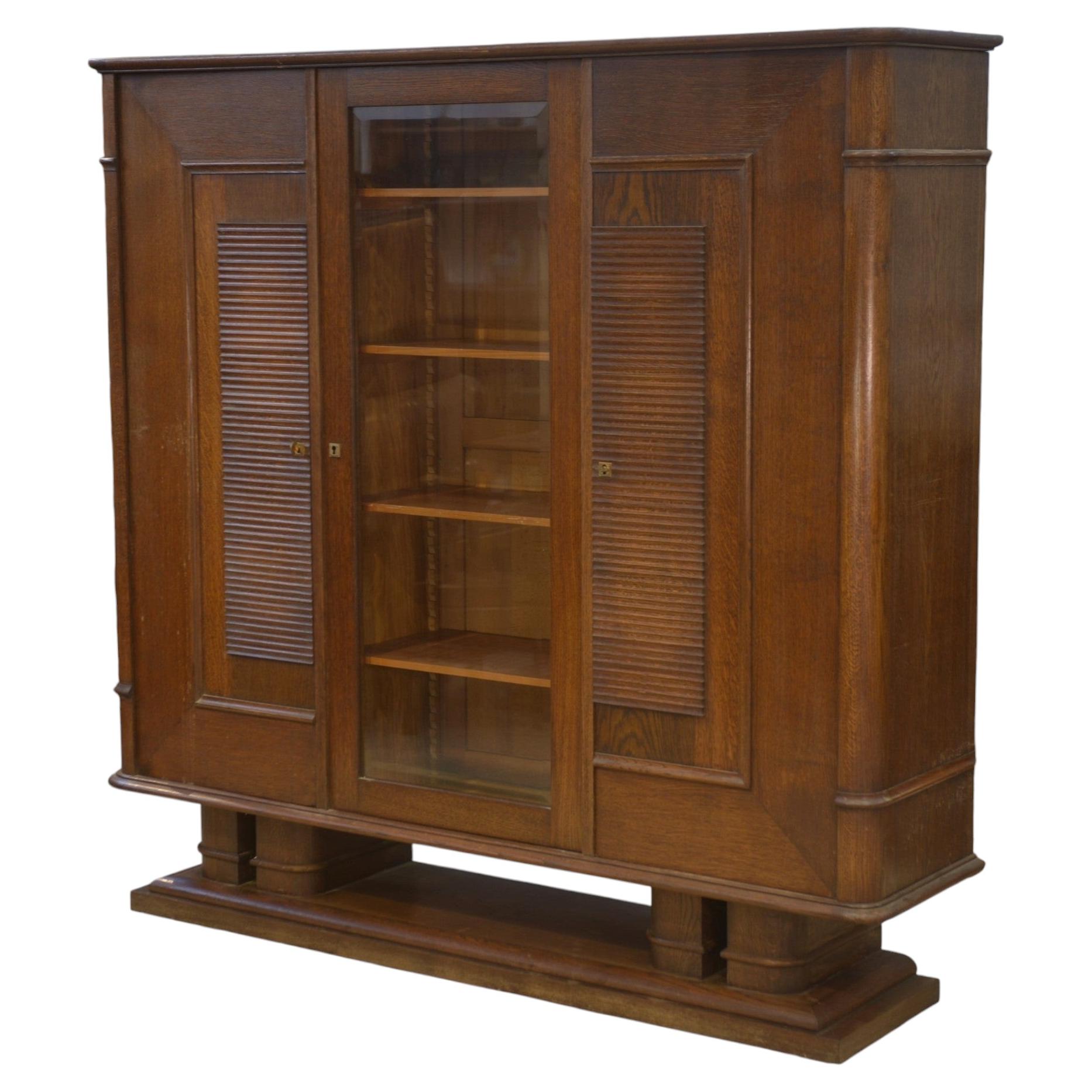 Armario vitrina de estilo brutalista de roble, de Charles Dudouyt, de los años 40 en venta