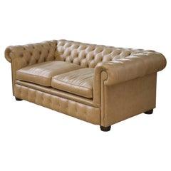 Canapé Chesterfield de cuero beige, hecho a mano en Inglaterra