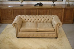 Canapé Chesterfield de cuero beige, hecho a mano en Inglaterra