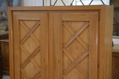 Armoire en chêne blond à motif géométrique en croisillons 1940's