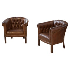 Paire de fauteuils Club capitonnés en cuir