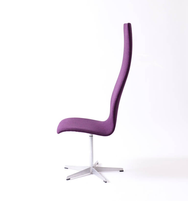 Ocho sillas modernas de mediados de siglo de Arne Jacobsen, fabricadas por Fritz Hansen Tela en venta