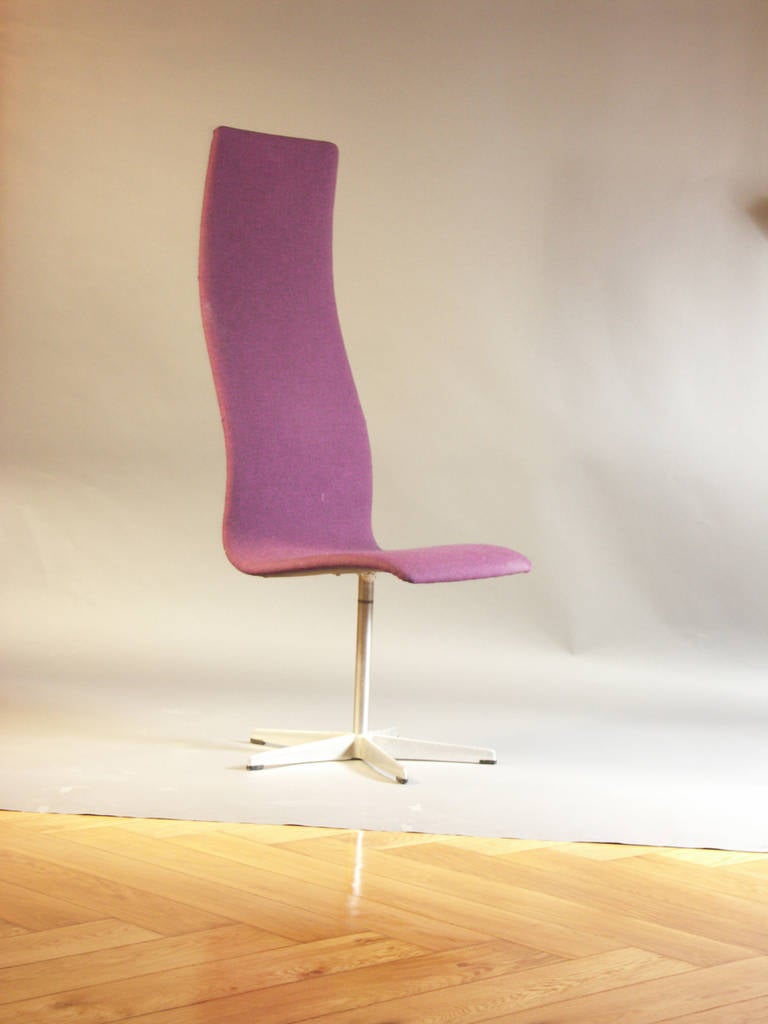 Eight Mid Century Modern Chairs by Arne Jacobsen, Manufactured by Fritz Hansen For Sale 1