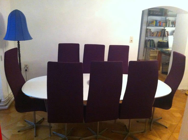 Eight Mid Century Modern Chairs by Arne Jacobsen, Manufactured by Fritz Hansen For Sale 2