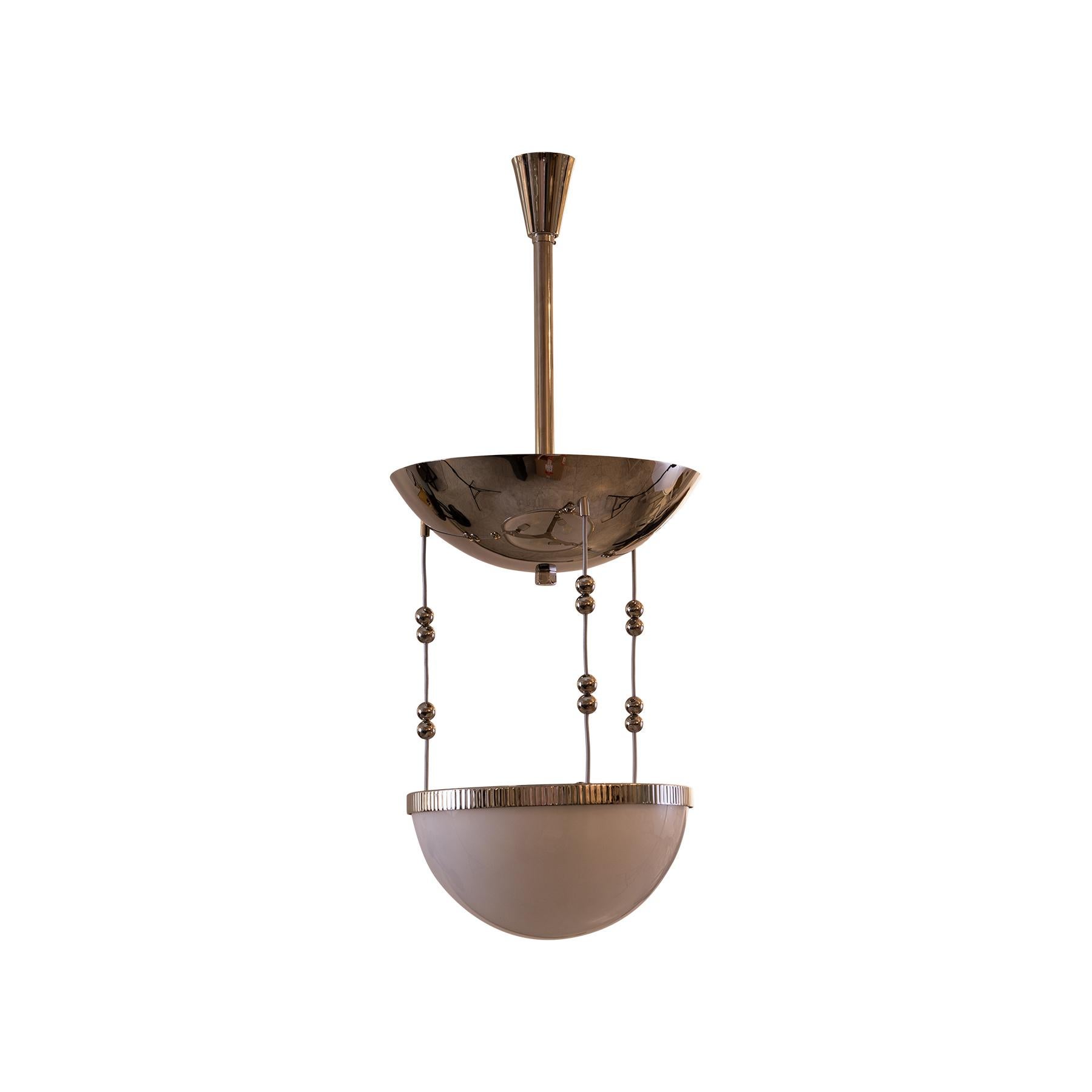 Un lustre qui peut illuminer une rosace de plafond à partir de deux ampoules dans la partie métallique et trois ampoules dans le corps en verre, le luminaire lui-même mesure 35cm sans la tige, la chute totale est sur mesure. Taille : 35