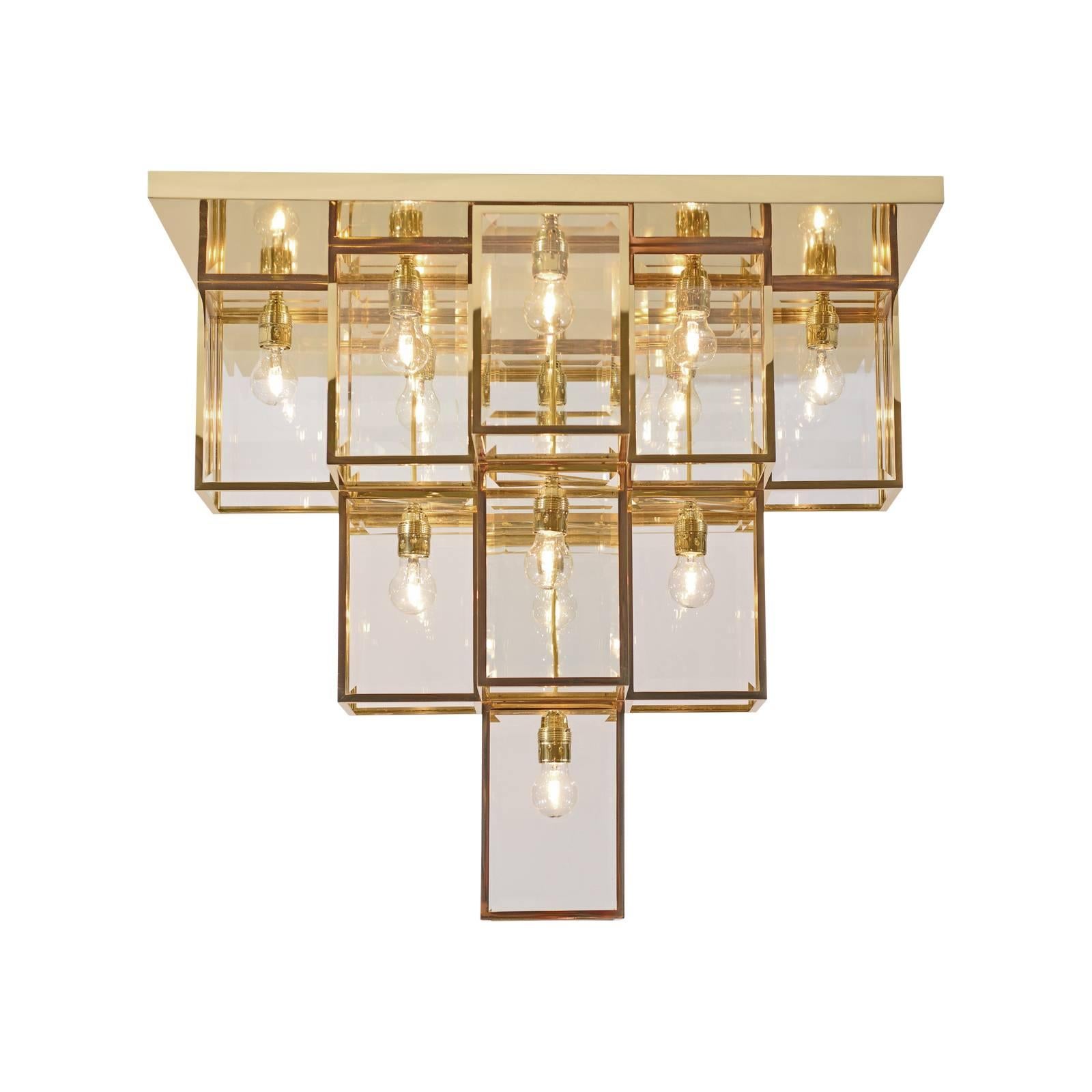 Il s'agit d'un exemple précoce de la phase puriste de Josef Hoffmann avant le financement du Wiener Werkstatte en 1903, utilisé sous différentes formes dans les appartements Villenkolonie Hohe Warte, Waerndorfer et Biach. L'applique murale HH3-WL