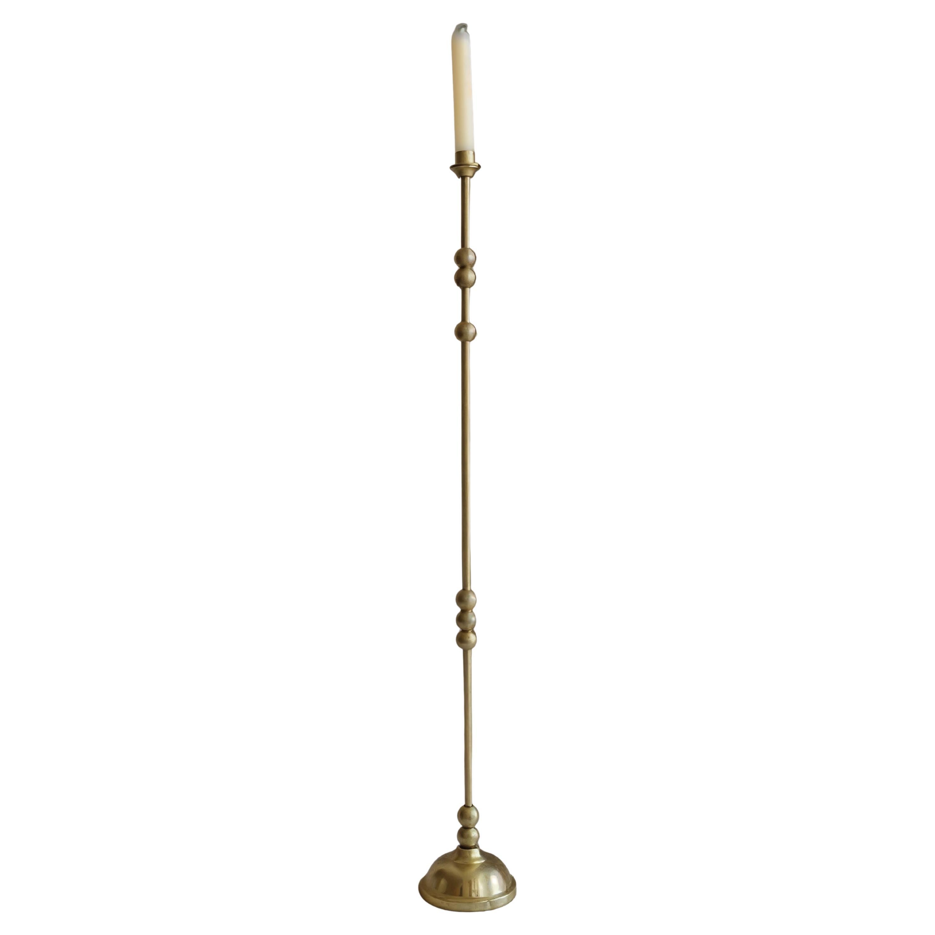Candeliere alto in ottone Asha - Portacandele scultoreo a cupola tornito a mano (H. H. 35) in vendita
