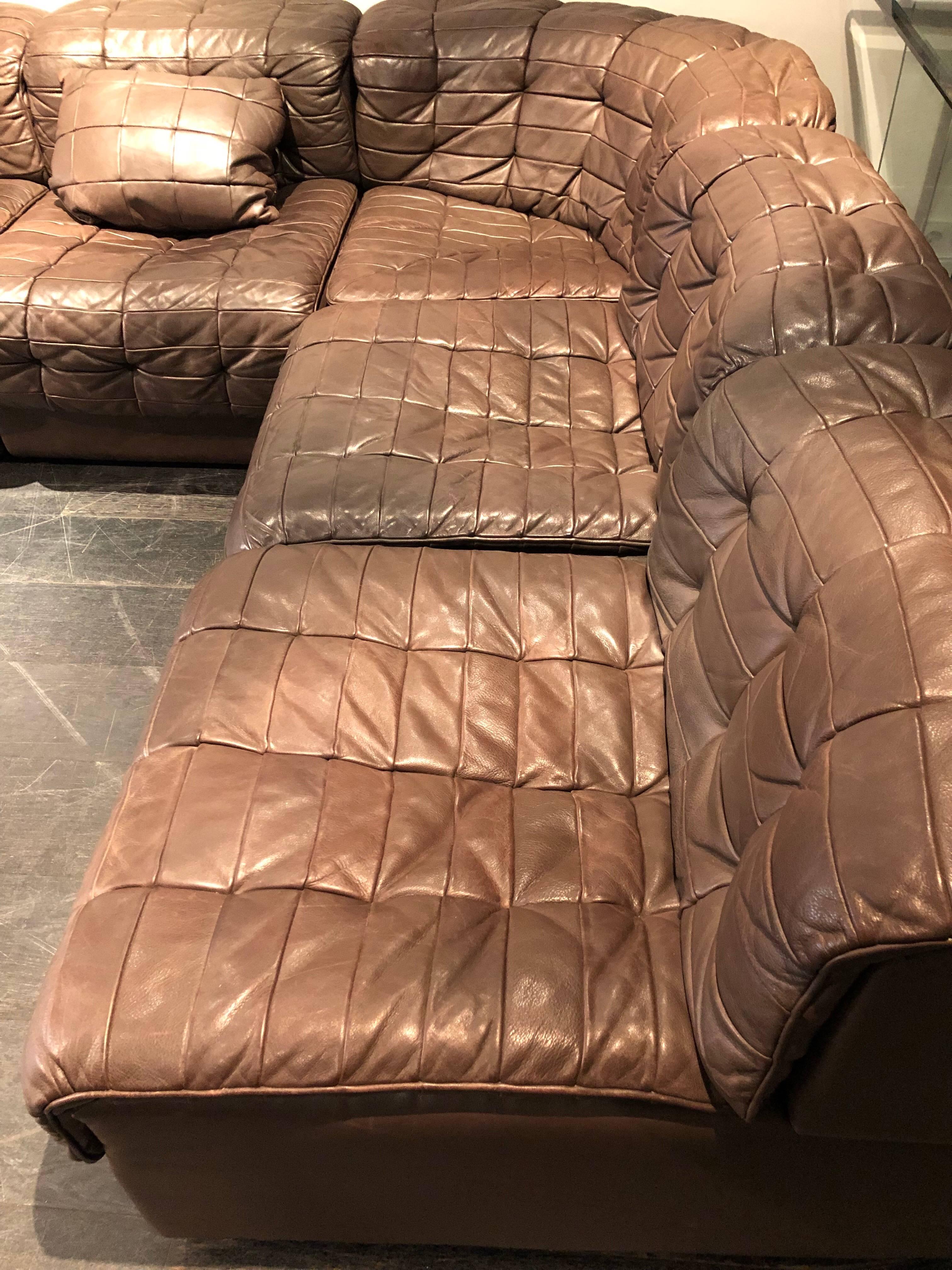 Very nice patchwork brown De Sede sectional leather sofa. Excellent condition. Eight elements that allow a great variety of compositions.
Measures: Each module is 61 cm high and 64 cm width, seating height is 36 cm
corner module is H 61 cm x W 78