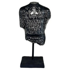 Krönung von König Ramses II. Fragment einer Skulptur