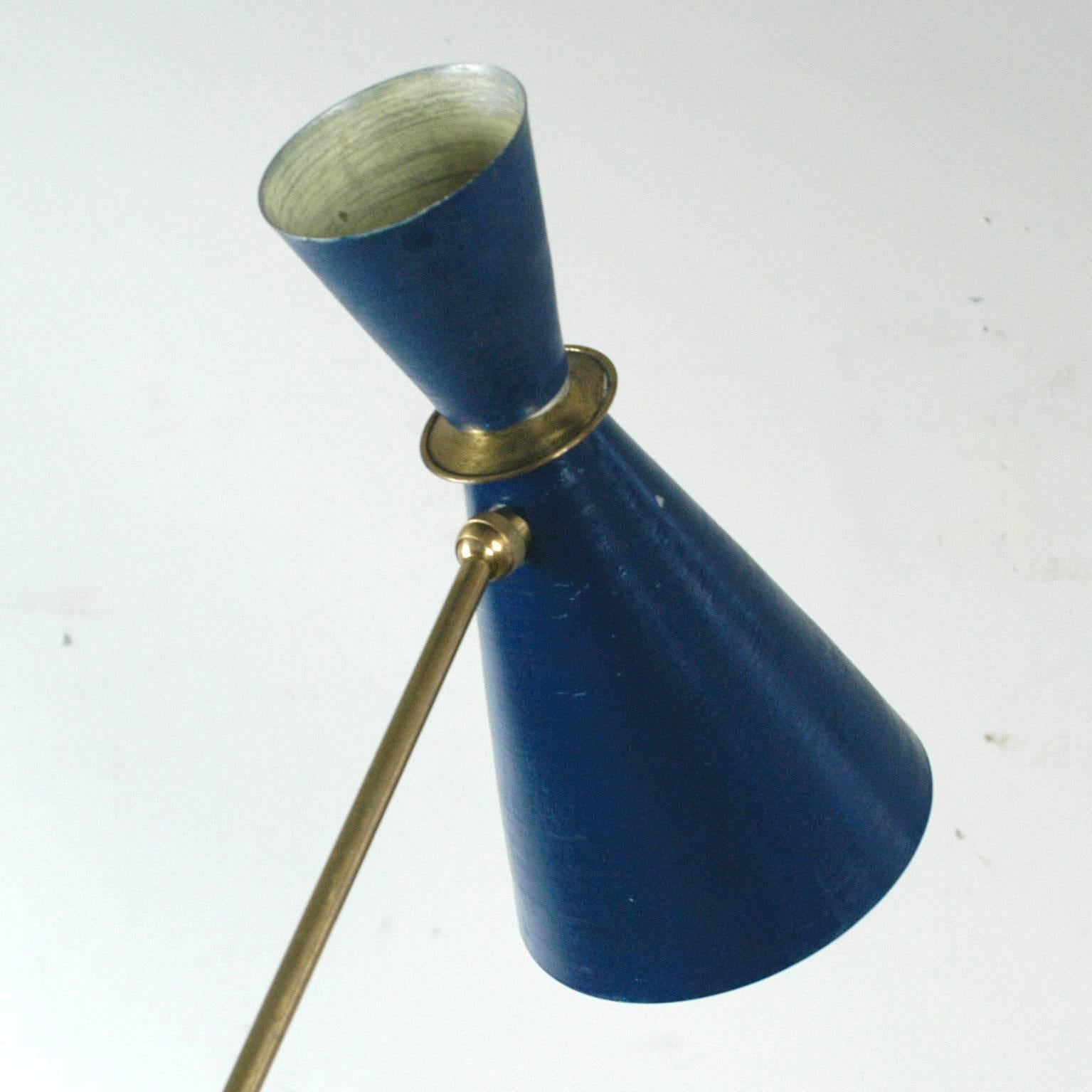 Italian Midcentury Blue Diabolo Brass Floor Lamp in the Style of Stilnovo In Good Condition In Vienna, AT