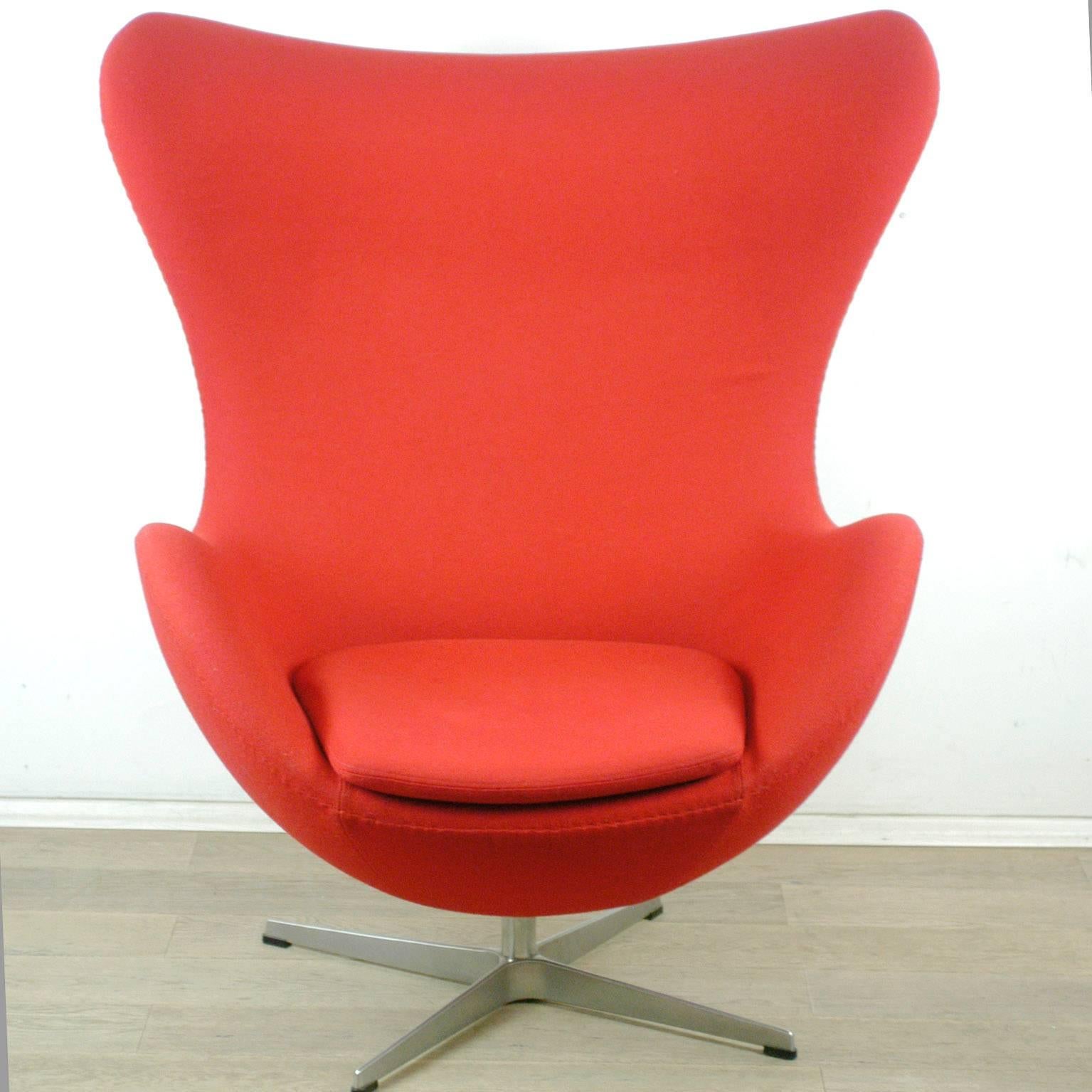 Egg Chair with Stool by Arne Jacobsen for Fritz Hansen In Excellent Condition In Vienna, AT