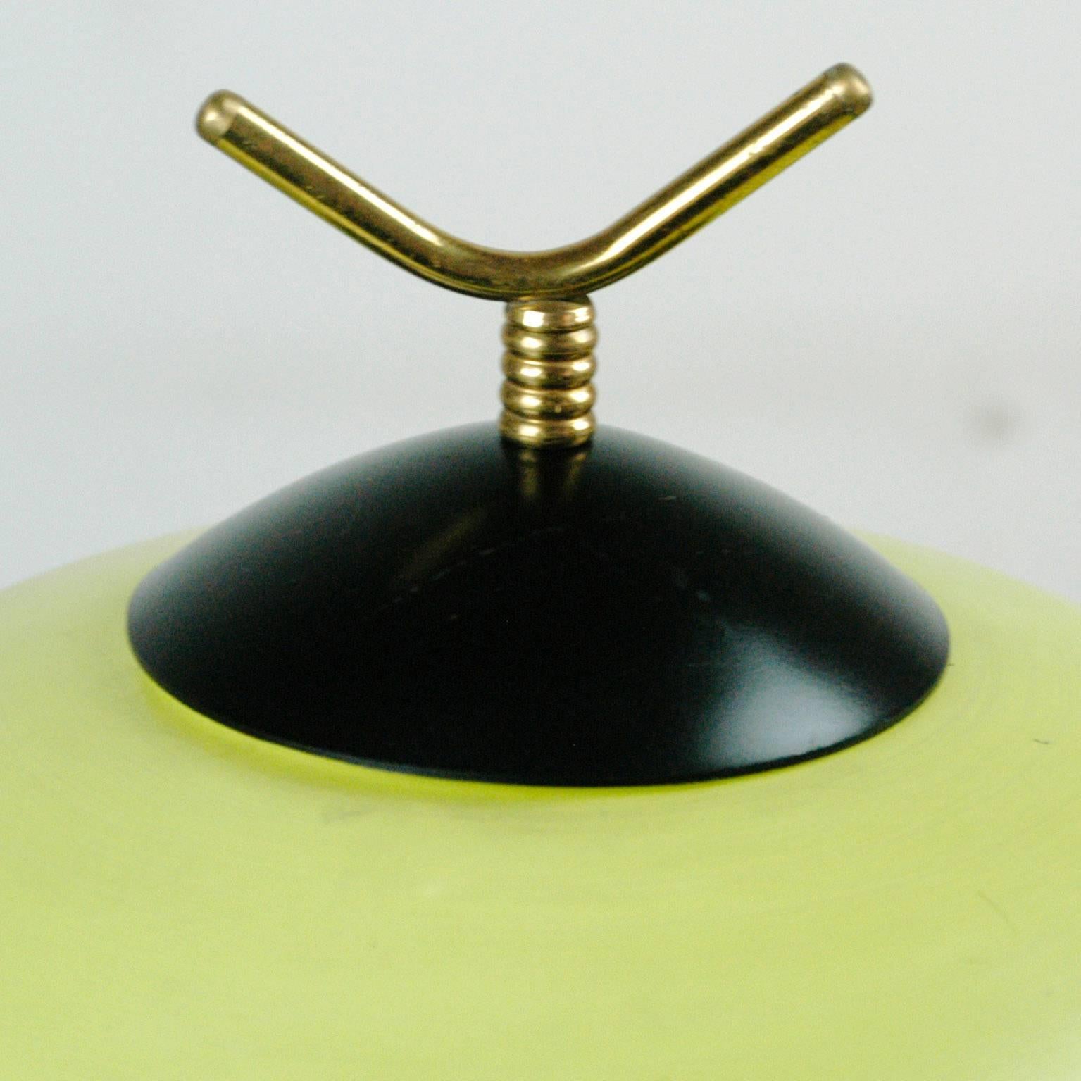 Italian Midcentury Iron, Brass and Yellow Glass Tripod Floorlamp by Stilnovo (Moderne der Mitte des Jahrhunderts)