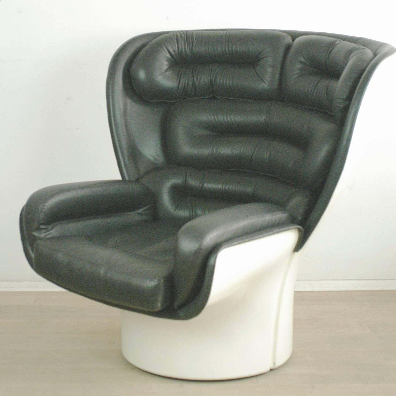 Joe Colombos iconic and comfortable Elda chair from the 1960s with white fiberglass shell and black leather, rotating base. Great Highlight for any Modernist Interior!