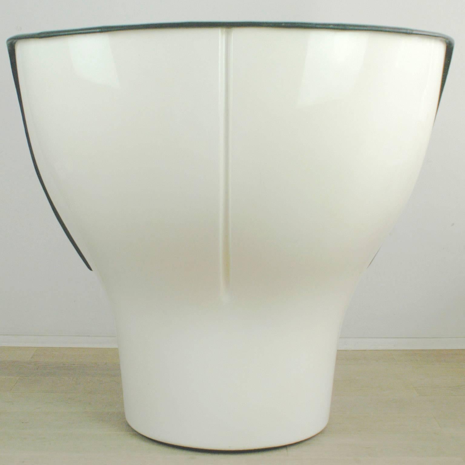 Mid-20th Century White and Black Elda Chair by Joe Colombo