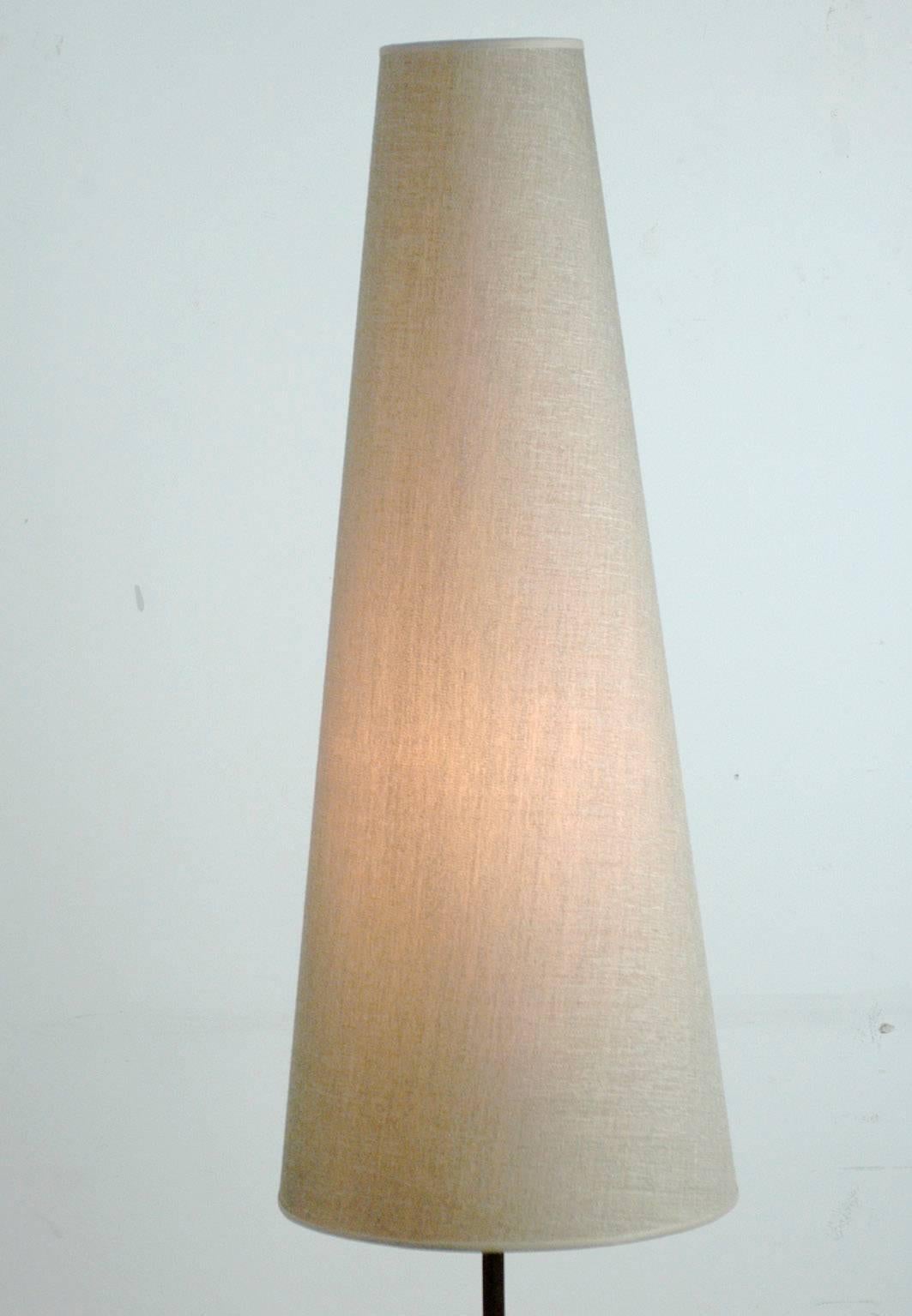 Austrian Modernist Brass and Teak Floor Lamp in the Style of J.T. Kalmar (Österreichisch)