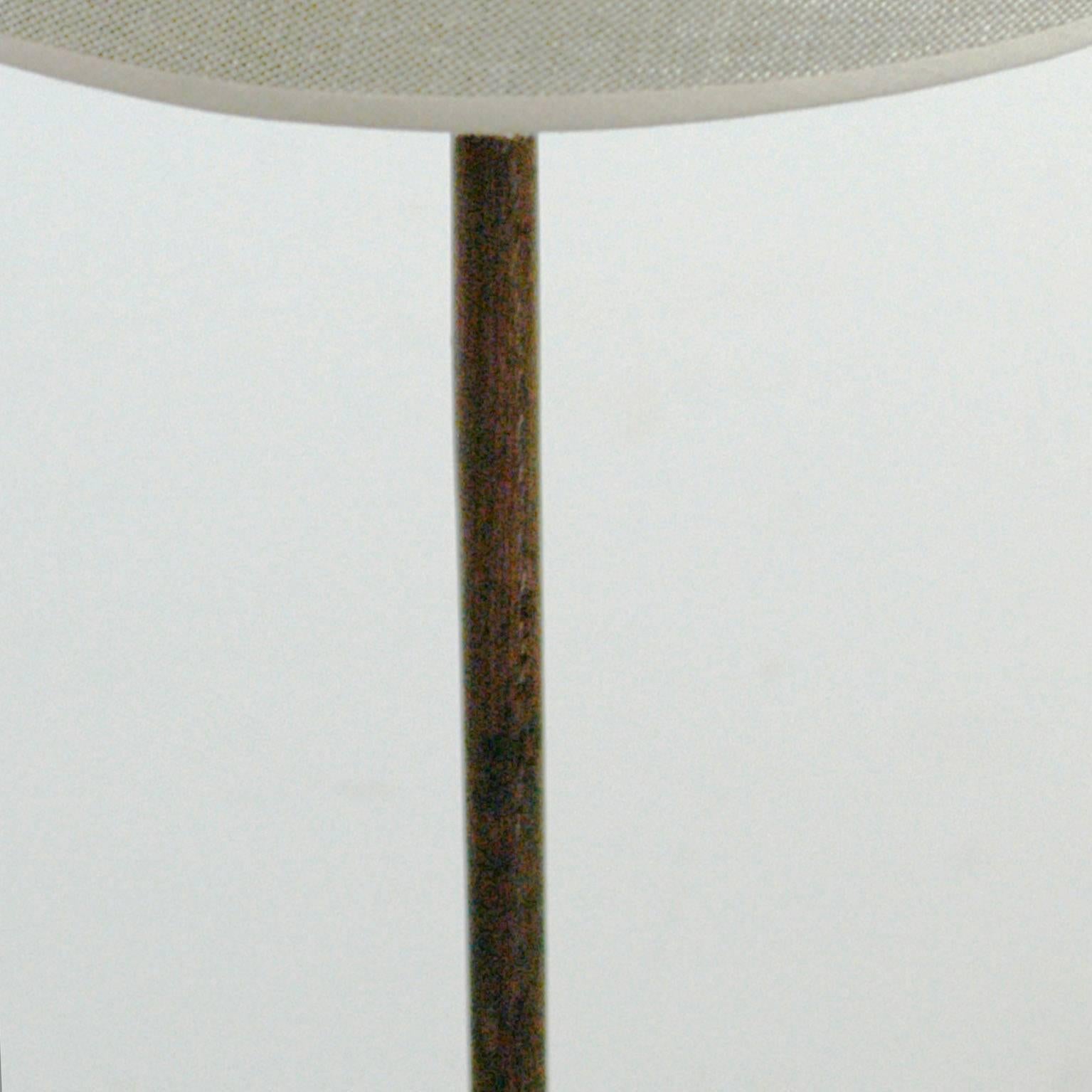 Austrian Modernist Brass and Teak Floor Lamp in the Style of J.T. Kalmar im Zustand „Gut“ in Vienna, AT