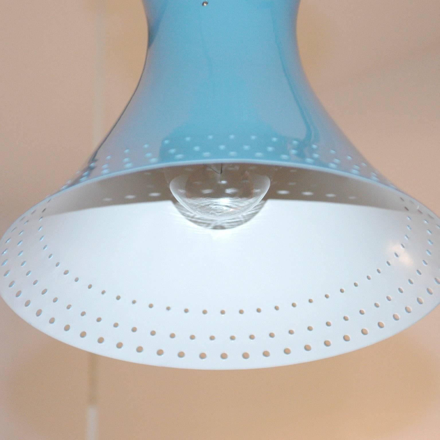 Mid-Century Modern Lampe à suspension Diabolo en métal laqué bleu de style autrichien du milieu du siècle dernier, par J. T. Kalmar en vente
