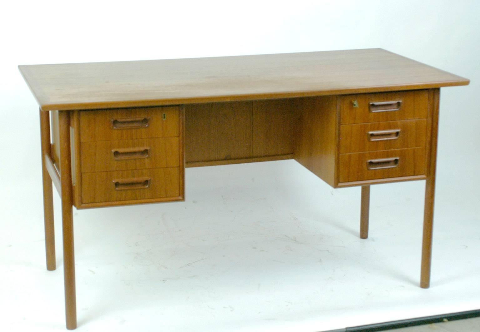 Excellent handcrafted Danish 1960s teak desk with two containers and total six drawers.
On the backside open shelve for more storage.