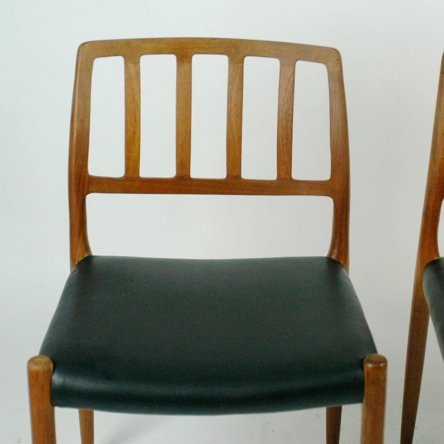 Pair of Two Scandinavian Modern Niels Otto Möller Teak Dining Chairs Mod. 83 In Good Condition In Vienna, AT