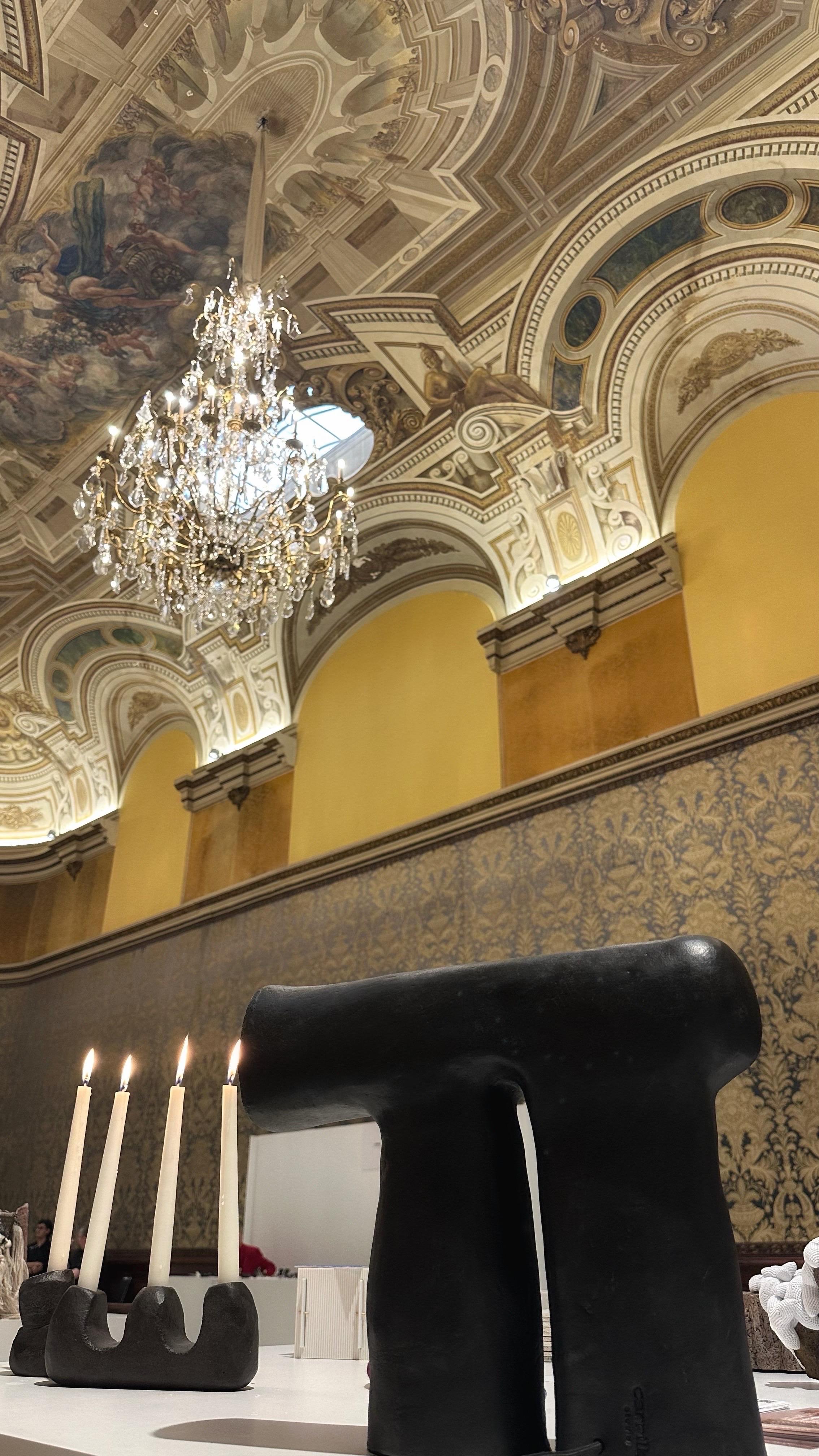 Lumière&Hombre Coppia di candelabri in gres nero lucidato a cera in vendita 3