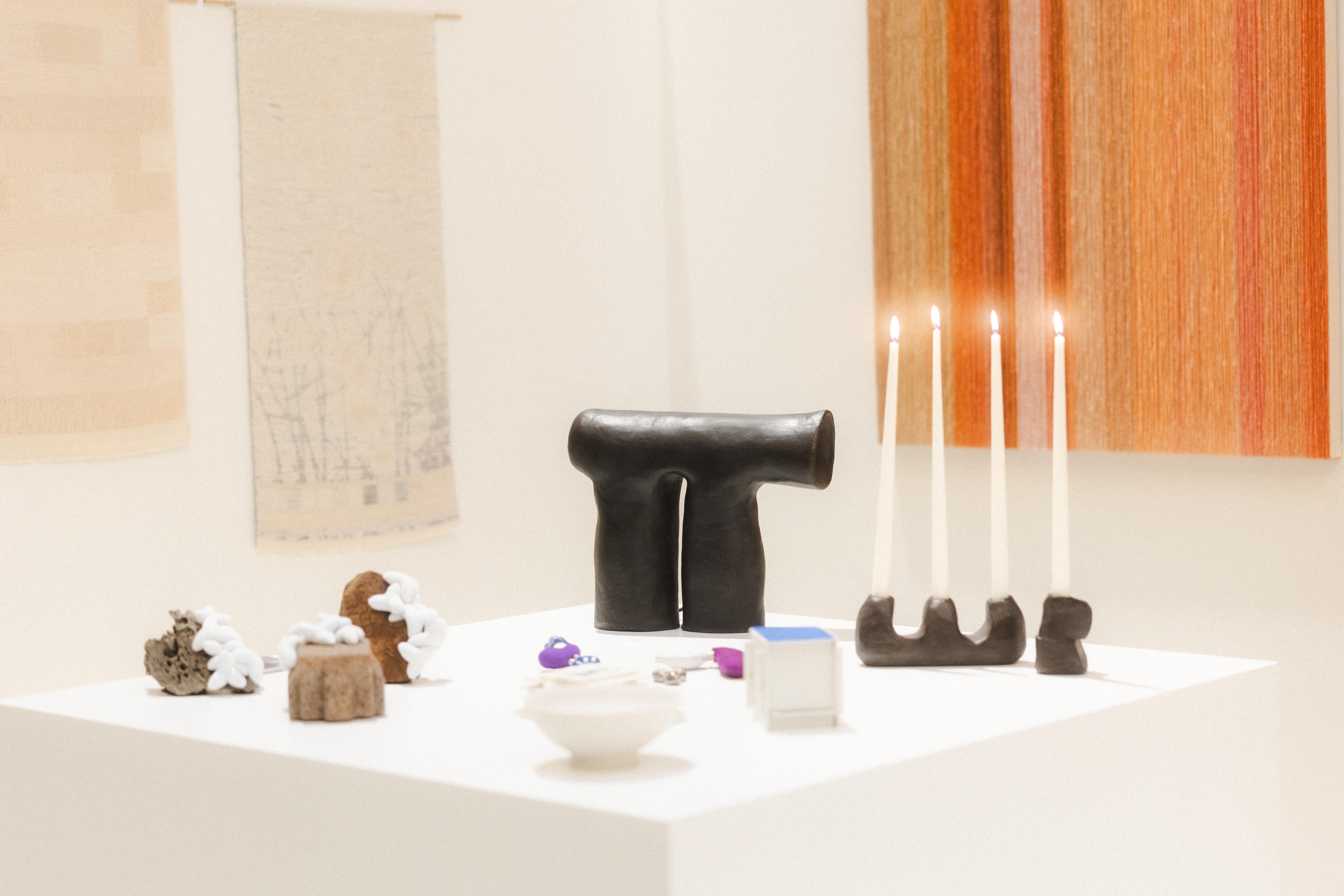 Lumière&Hombre Coppia di candelabri in gres nero lucidato a cera in vendita 4