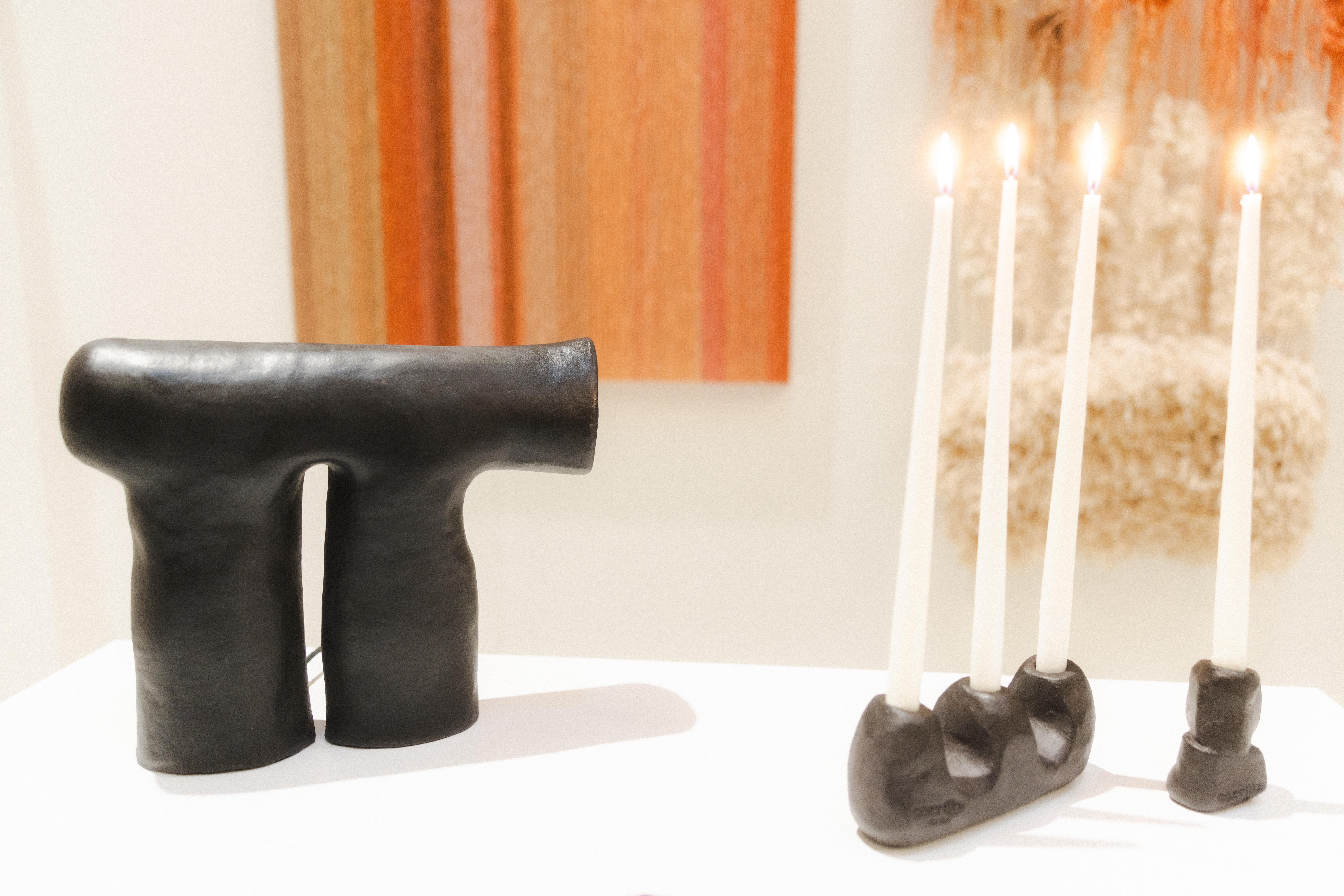 Lumière&Hombre Coppia di candelabri in gres nero lucidato a cera in vendita 5