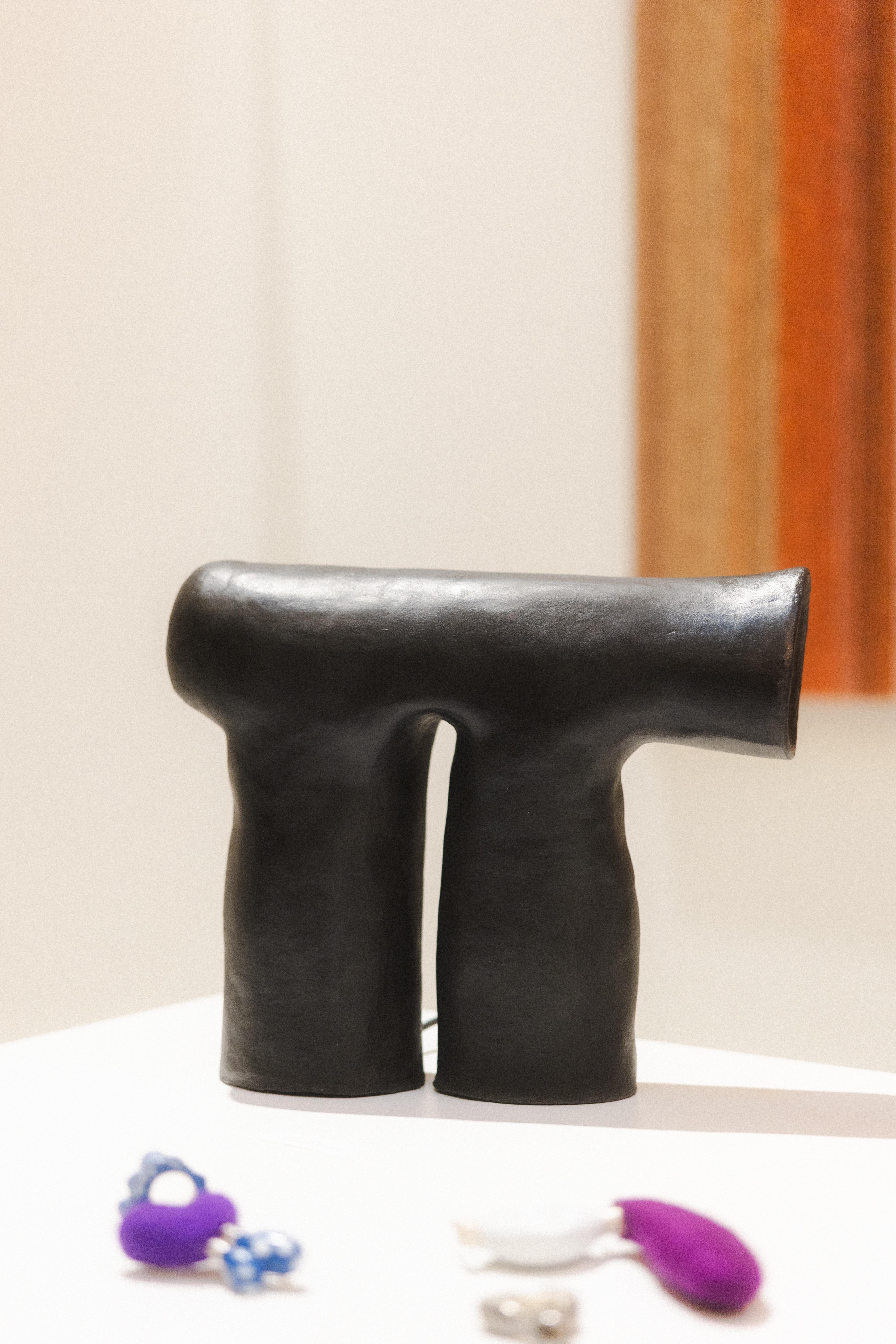 Héctor, lampe sculpturale en grès enveloppée d'un voile de cire noire brûlée à la main Neuf - En vente à BARCELONA, ES