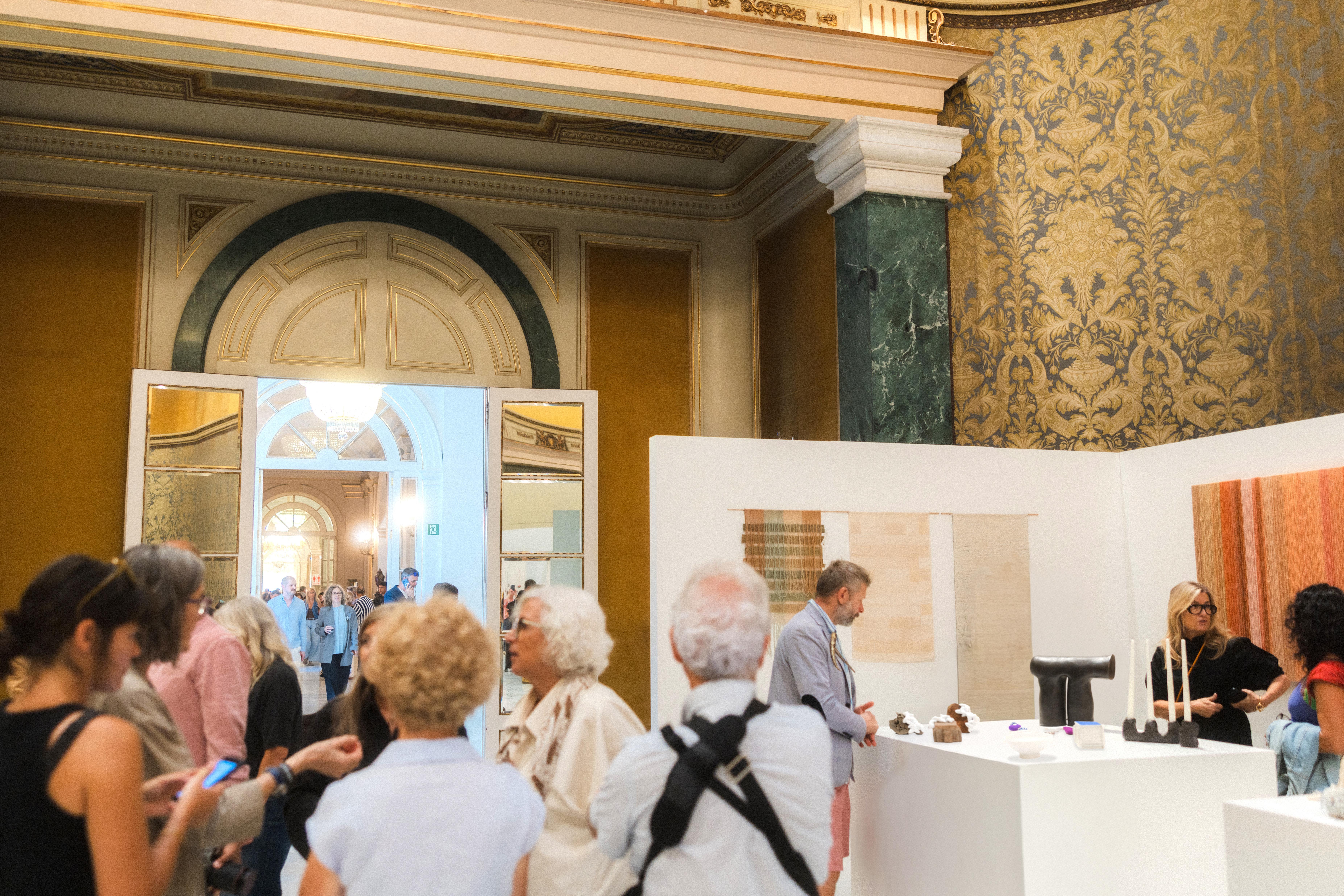 XXIe siècle et contemporain Héctor, lampe sculpturale en grès enveloppée d'un voile de cire noire brûlée à la main en vente