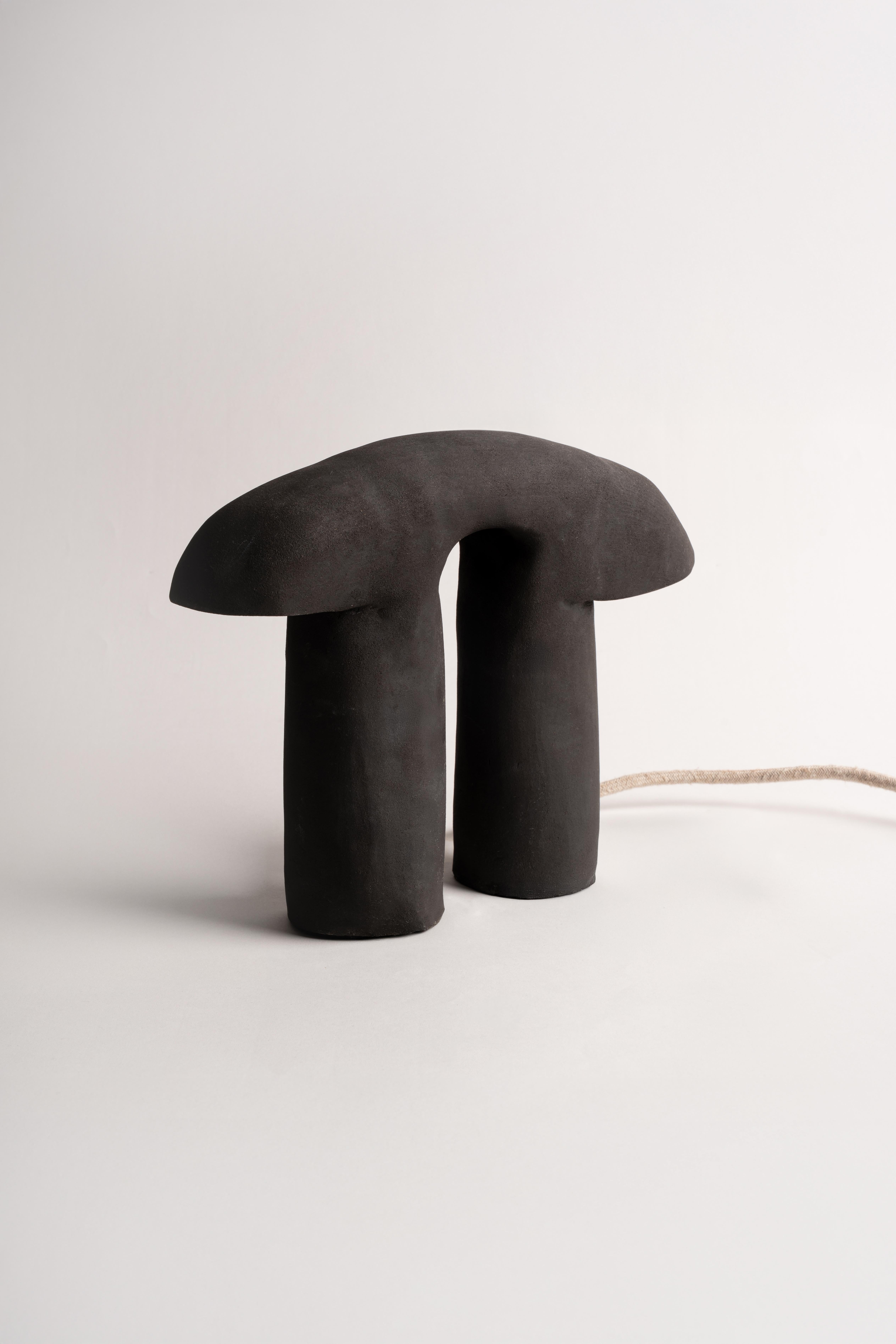 Pi en gres negro chamotado, obra de Irene Sánchez Carrillo (Spanisch) im Angebot