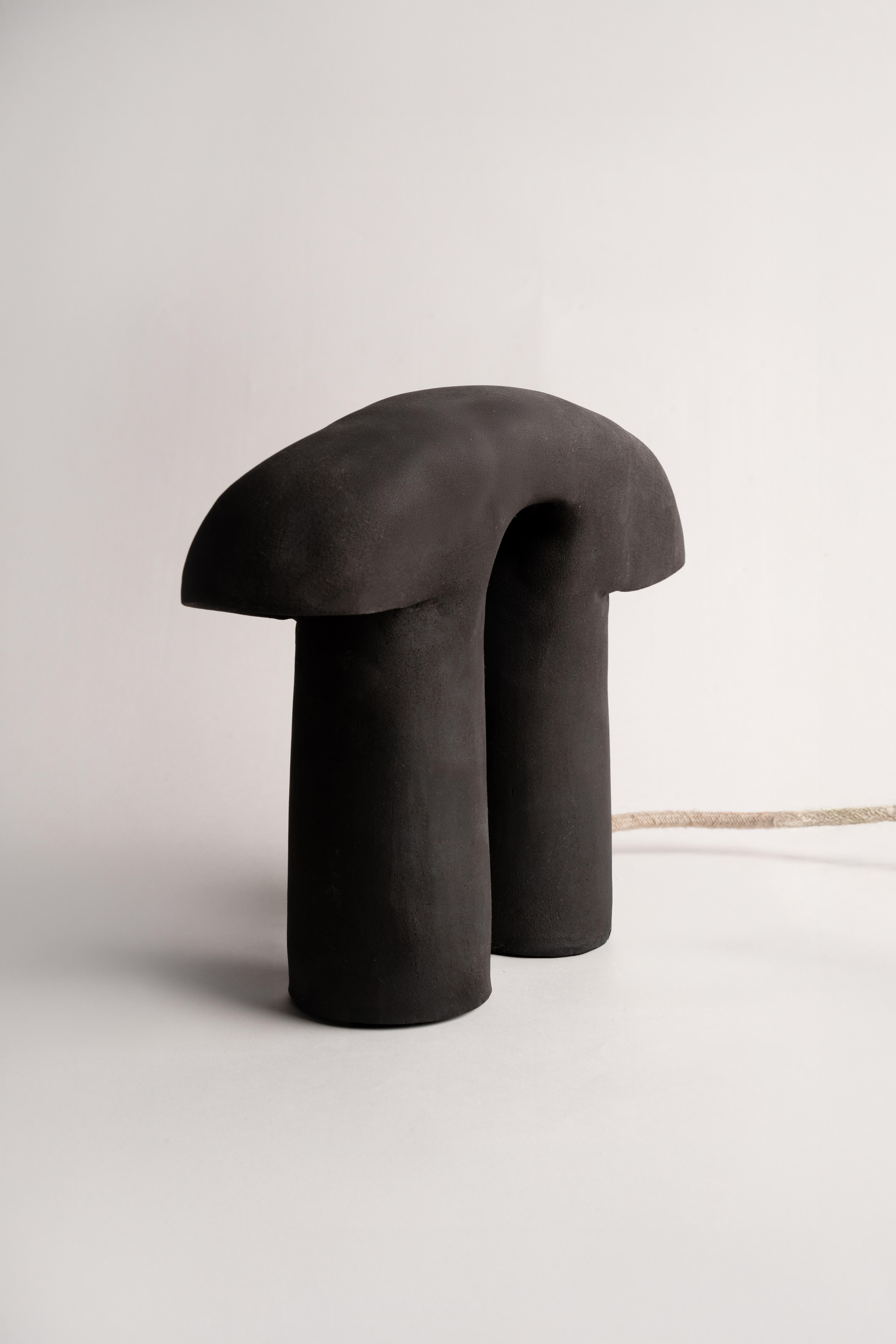 Pi en gres negro chamotado, obra de Irene Sánchez Carrillo (Gebrannt) im Angebot