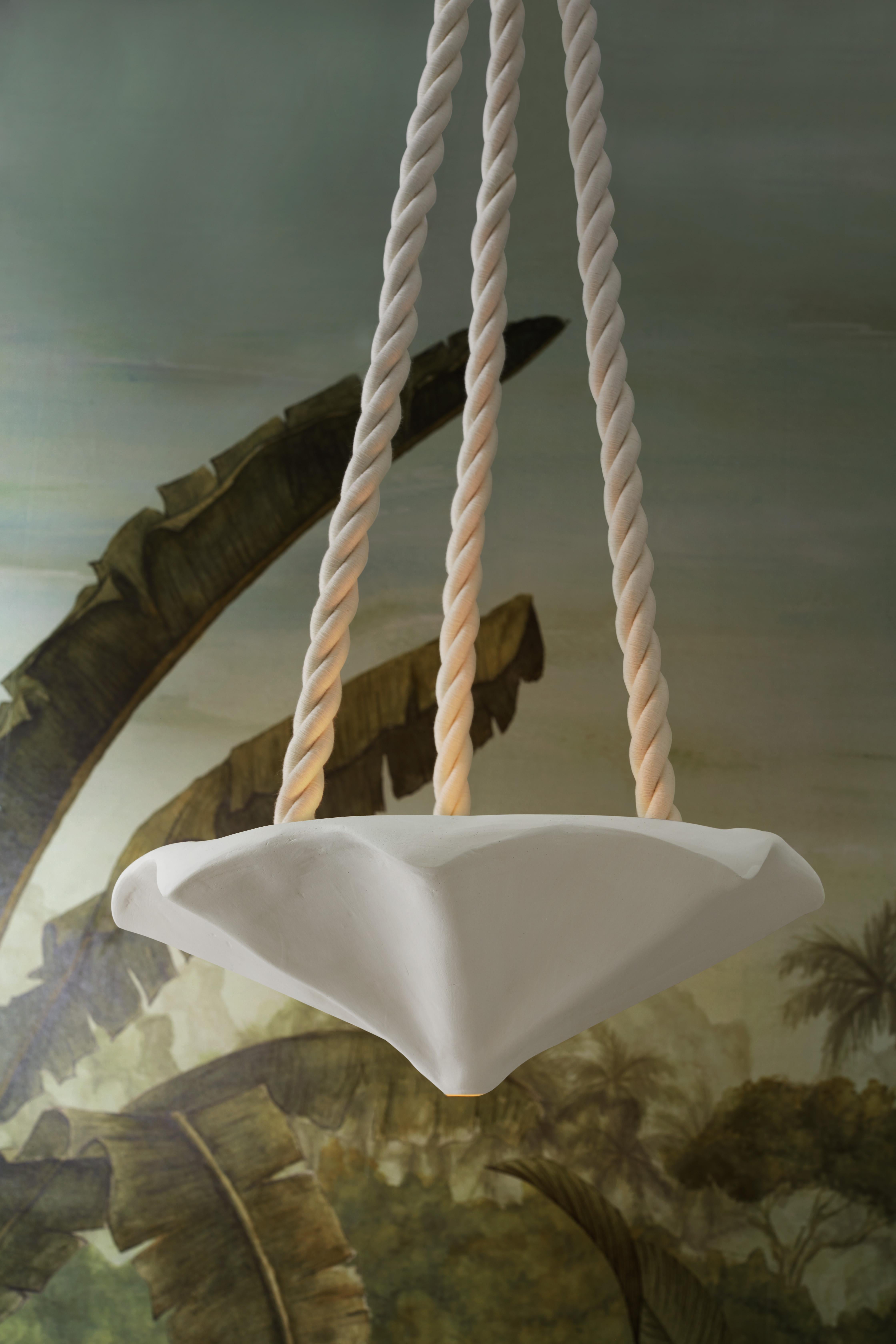 Tramontana est une lampe sculpturale unique, fabriquée à la main par Irene Sánchez Carrillo dans son studio de Barcelone.
Formée en grès blanc à haute température et finie avec un engobe blanc doux, la pièce évoque l'architecture méditerranéenne