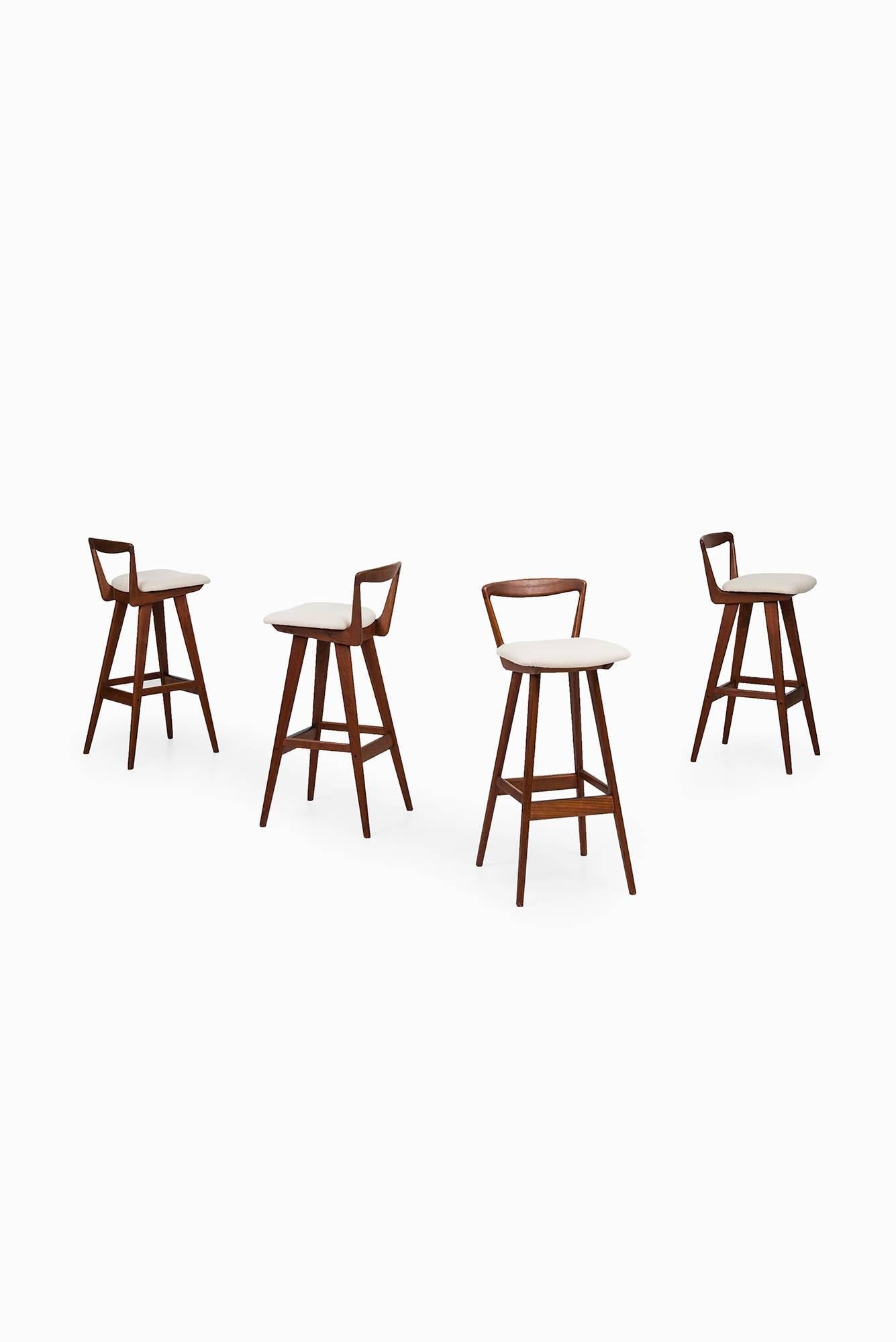 Rare set of four bar stools model 43 designed by Henry Rosengren Hansen. Produced by Brande Møbelfabrik in Denmark.